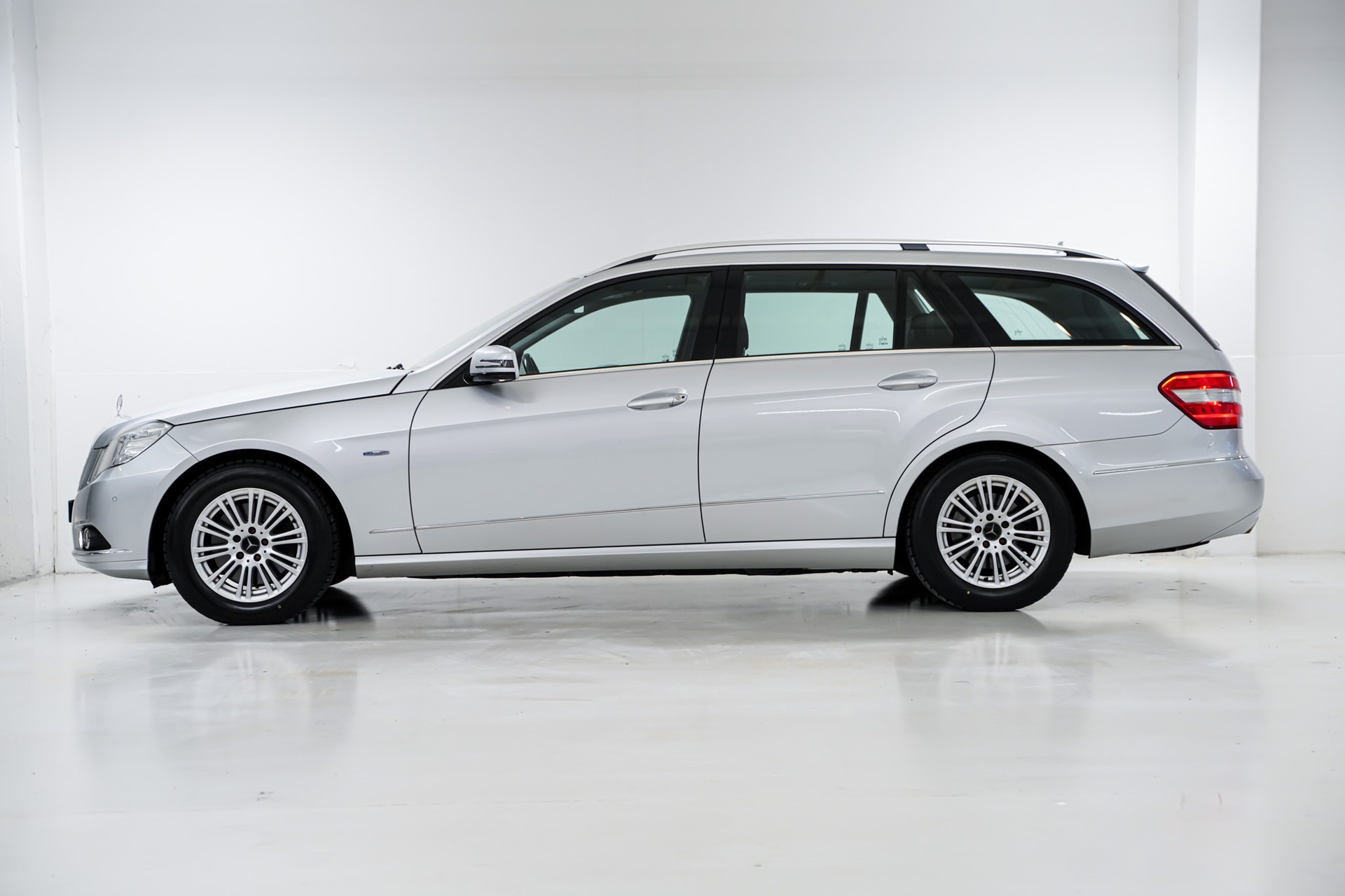 MERCEDES-BENZ E 350 CGI BlueEfficiency Avantgarde 7G-Tronic-showroom-element-3