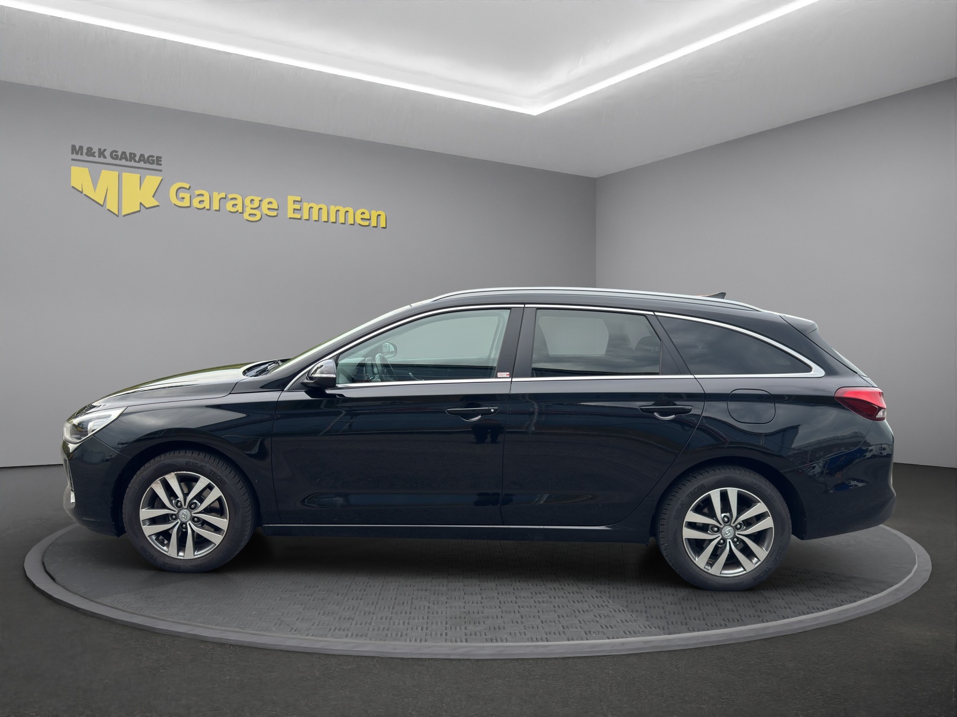 HYUNDAI i30 Wagon 1.6 CRDi Amplia DCT-showroom-element-1