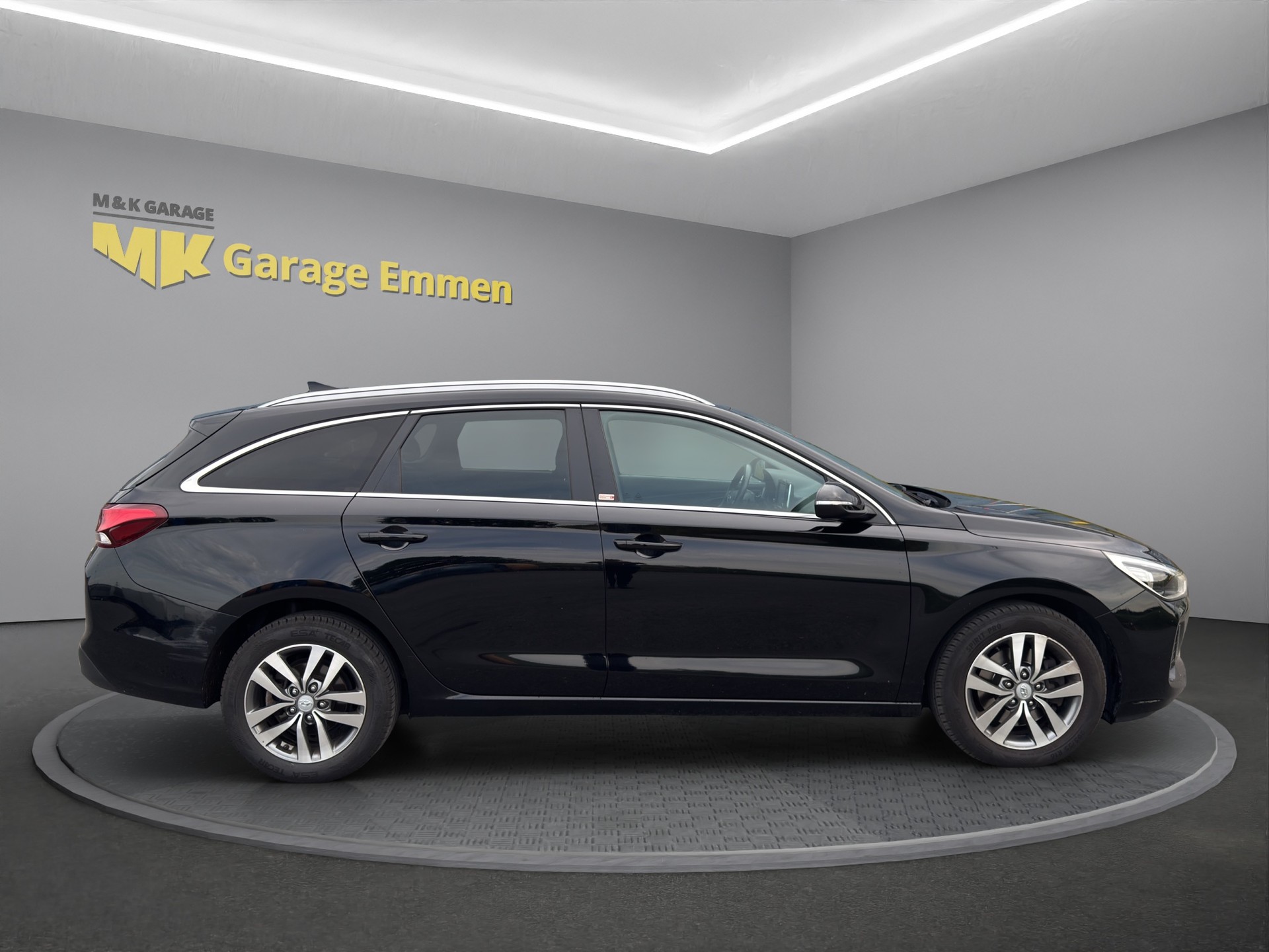 HYUNDAI i30 Wagon 1.6 CRDi Amplia DCT-image-5