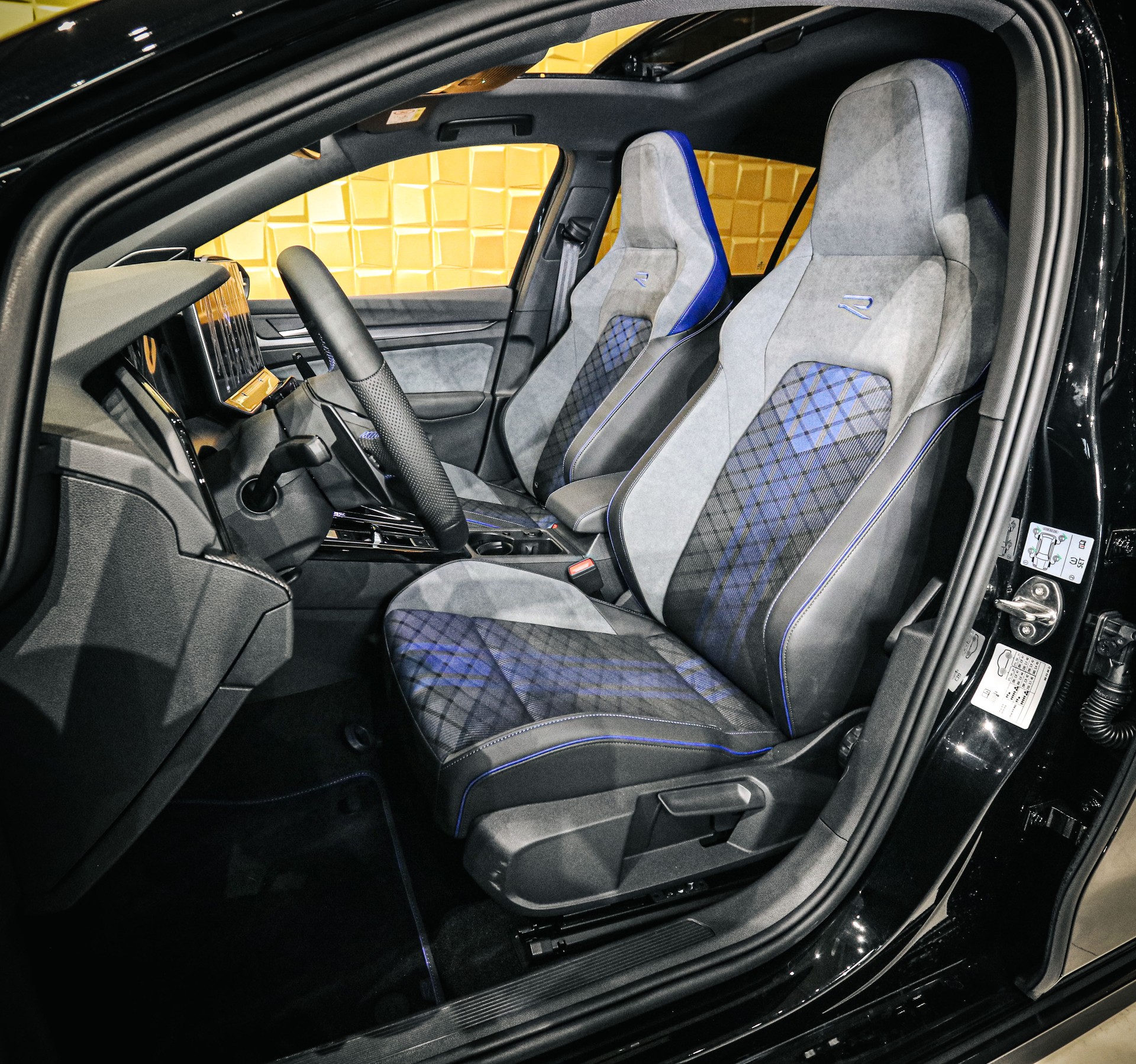 VW Golf R 8.5 TSI DSG 4 Motion (NEW CAR)-image-9