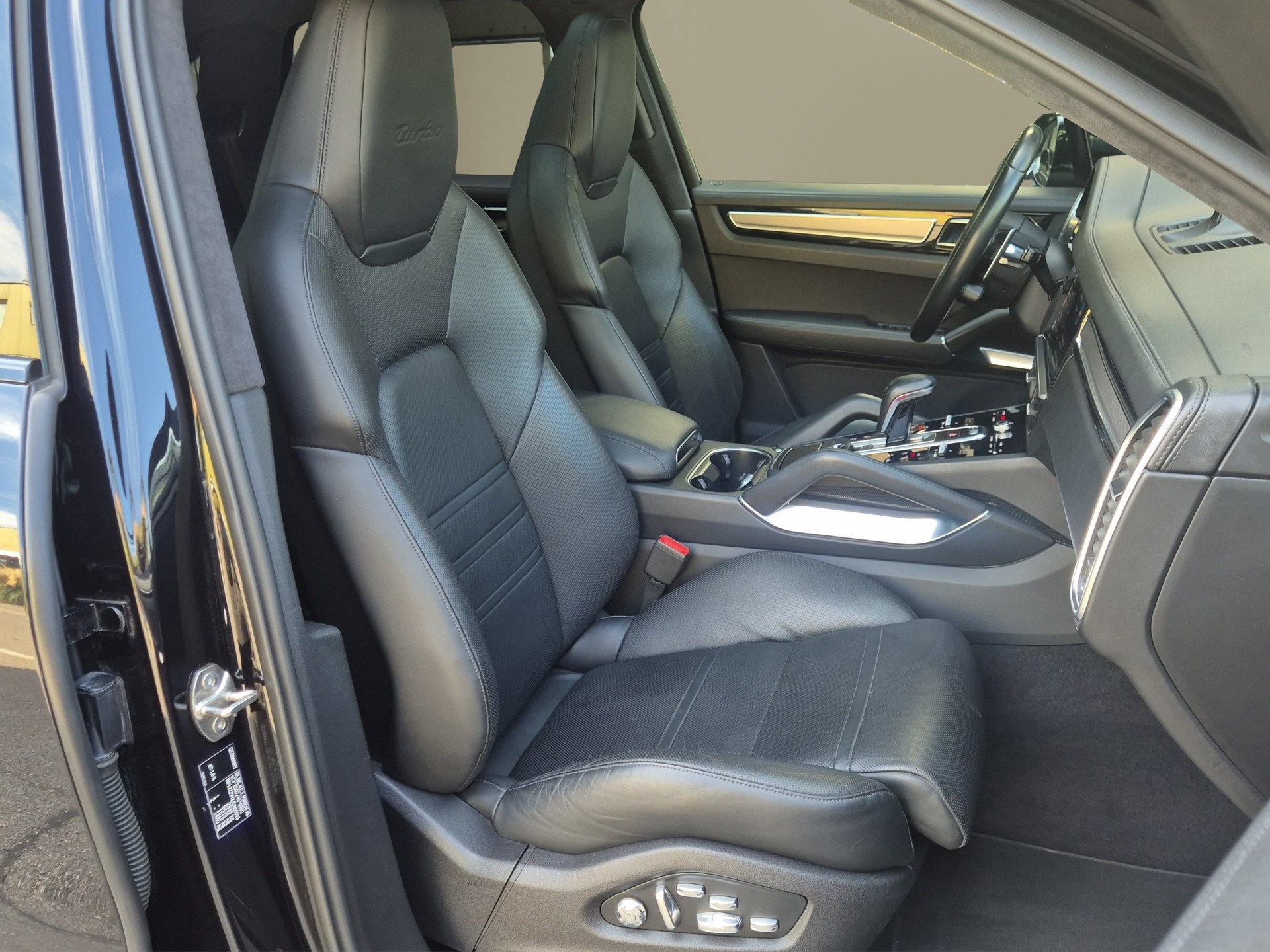 PORSCHE Cayenne Turbo-image-17
