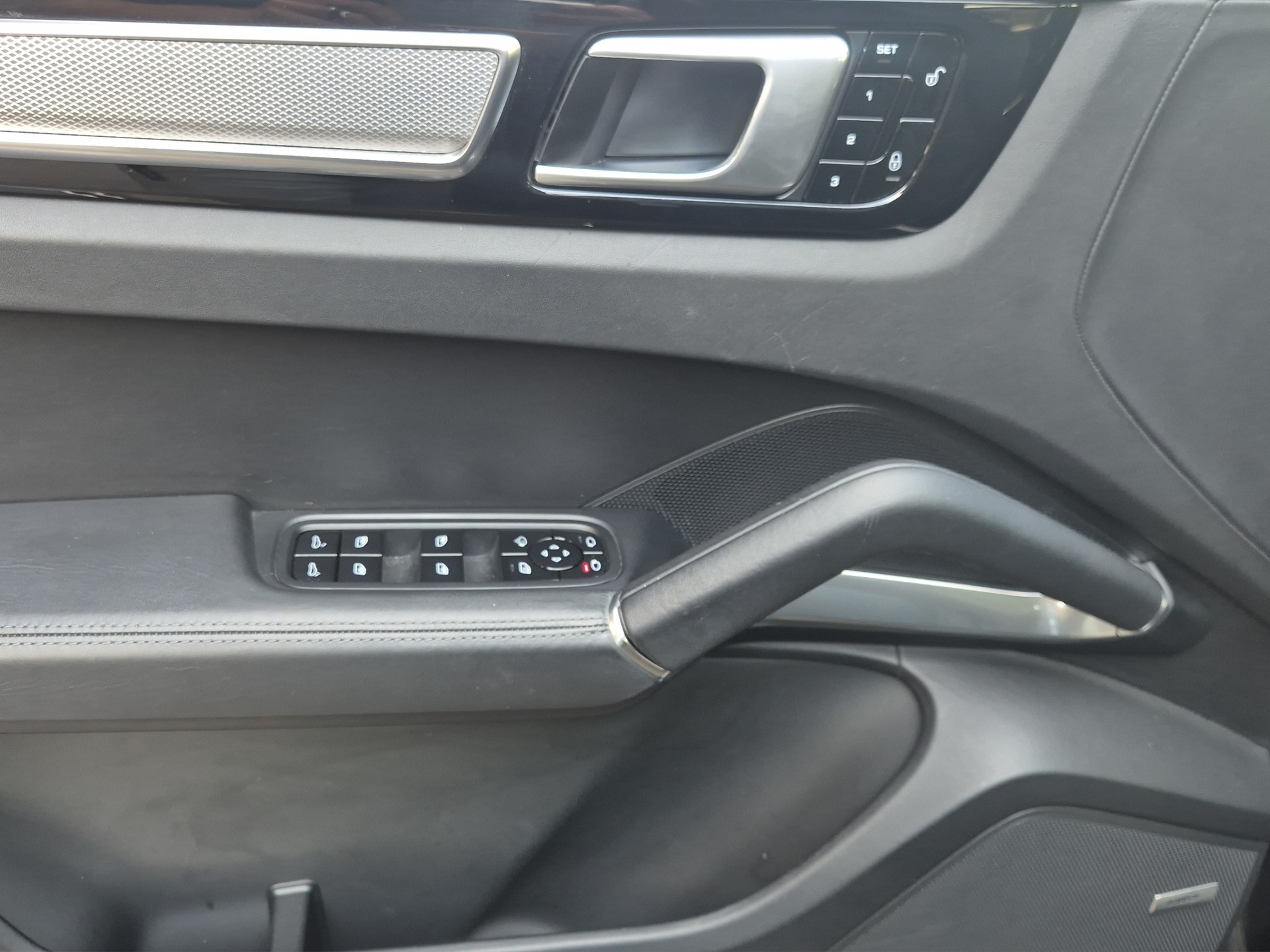 PORSCHE Cayenne Turbo-image-13