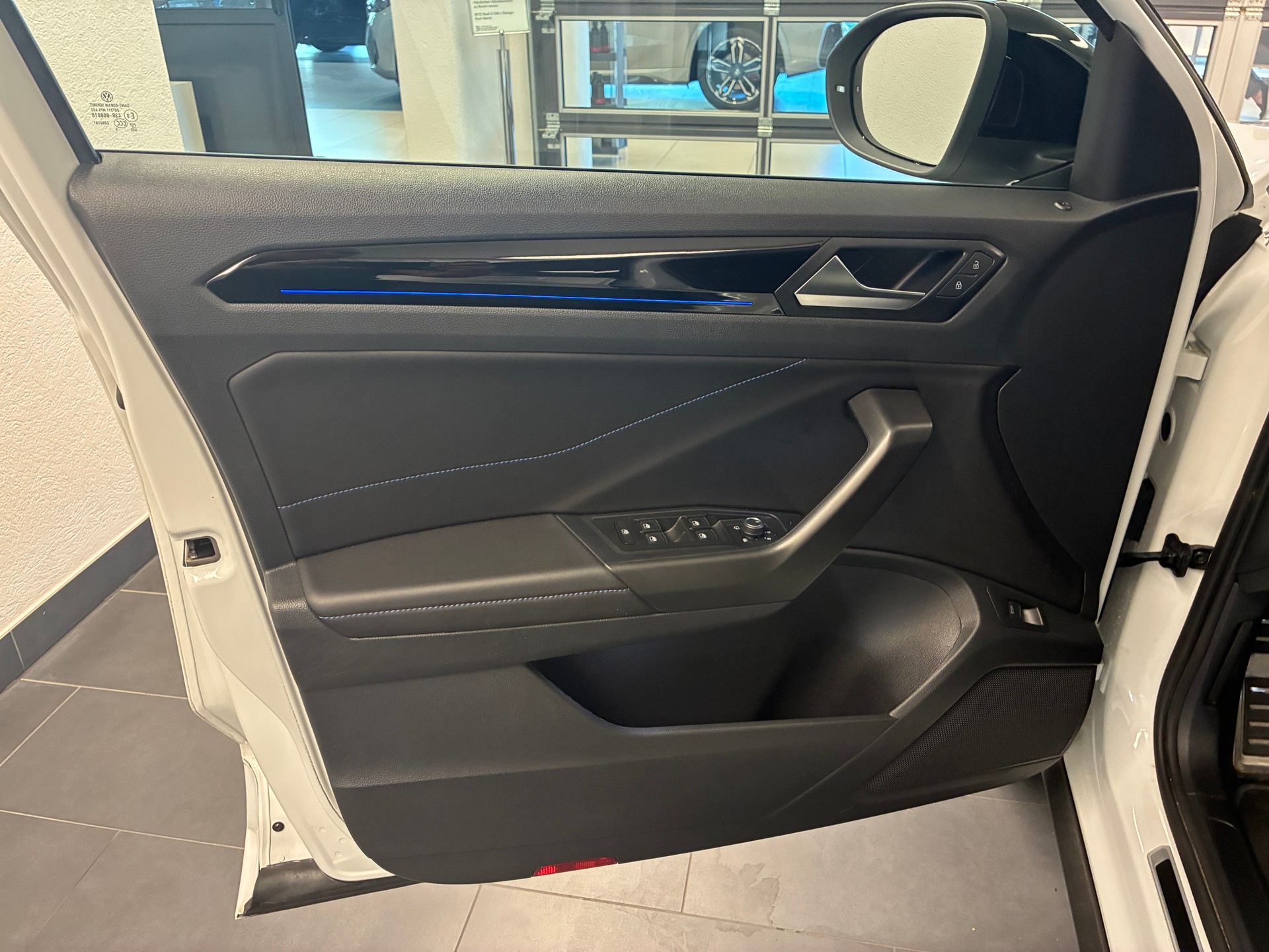VW T-Roc 2.0 TSI R DSG 4motion-image-5