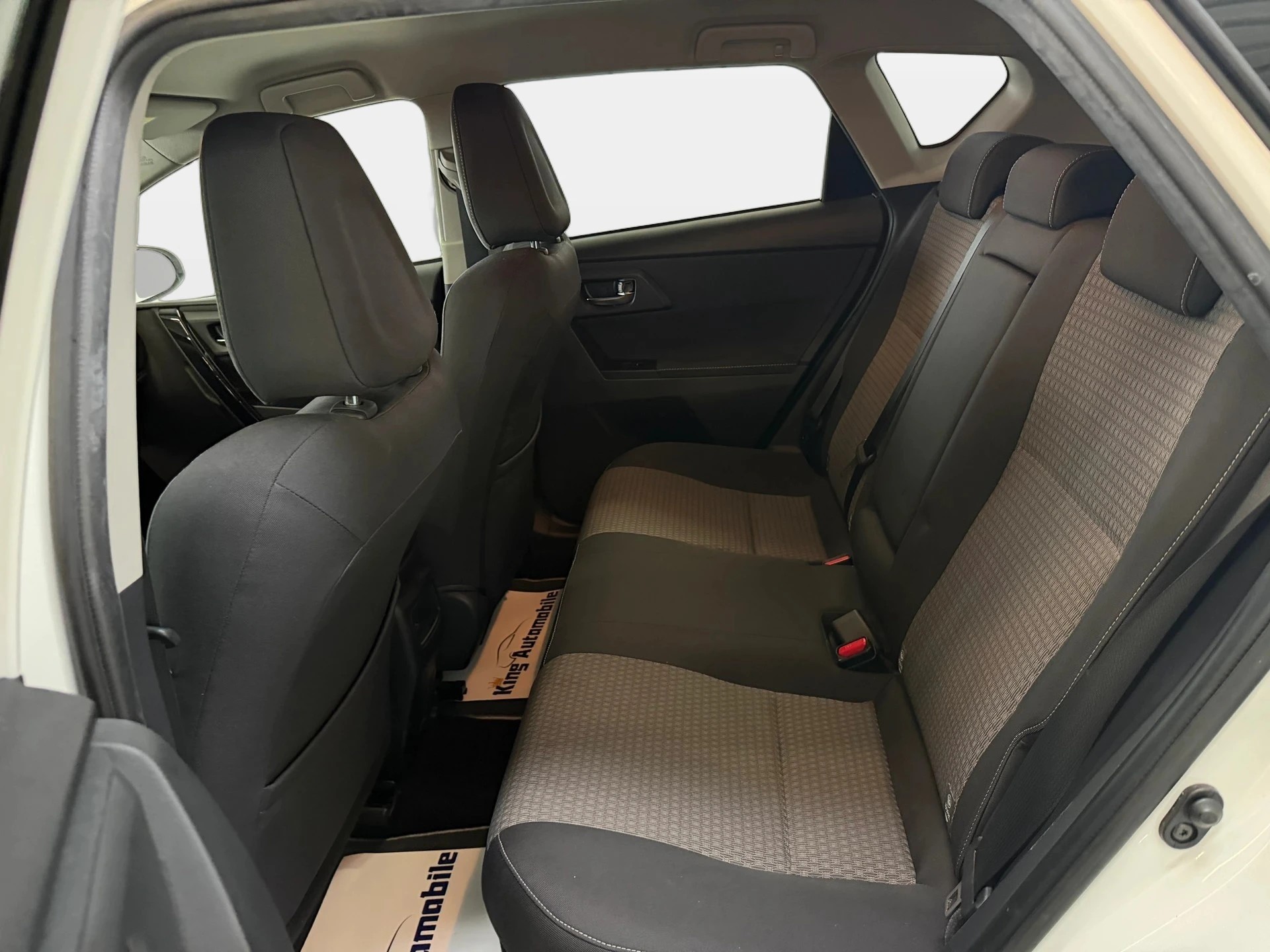 TOYOTA Auris 1.8 HSD Trend e-CVT | CH-Auto | 1-Hand | Ab Service-image-10