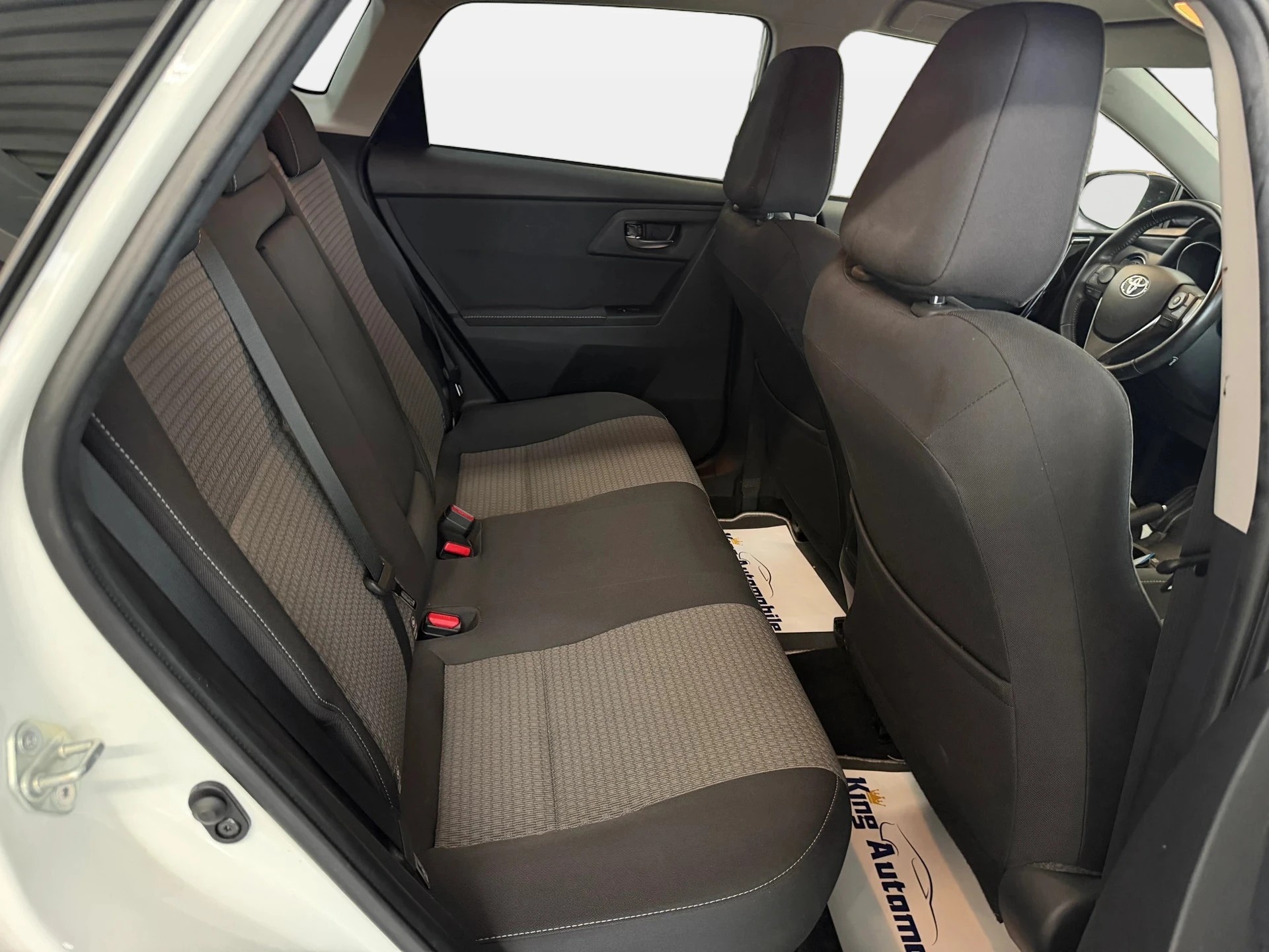TOYOTA Auris 1.8 HSD Trend e-CVT | CH-Auto | 1-Hand | Ab Service-image-9