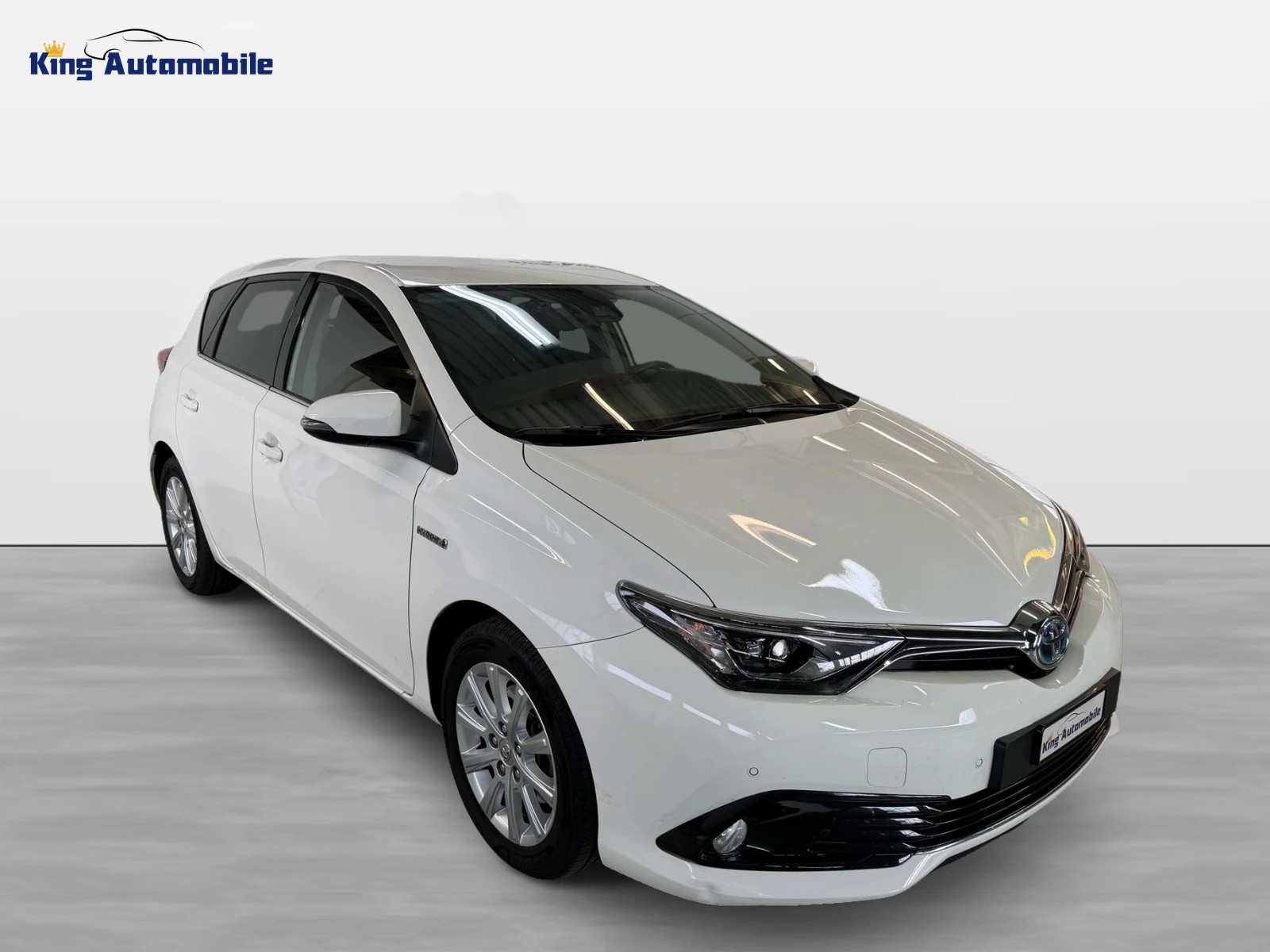 TOYOTA Auris 1.8 HSD Trend e-CVT | CH-Auto | 1-Hand | Ab Service-showroom-element-3