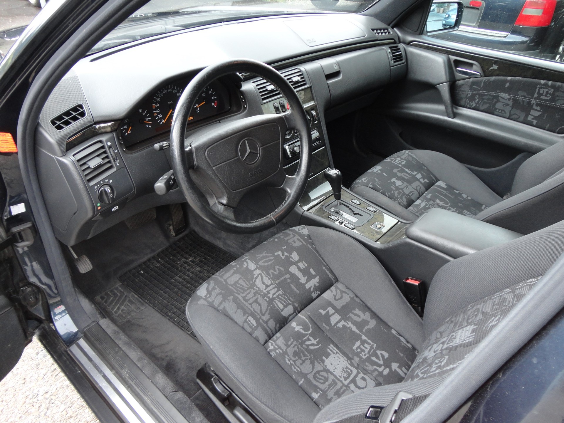 MERCEDES-BENZ E 320 Avantgarde Automatic-image-6