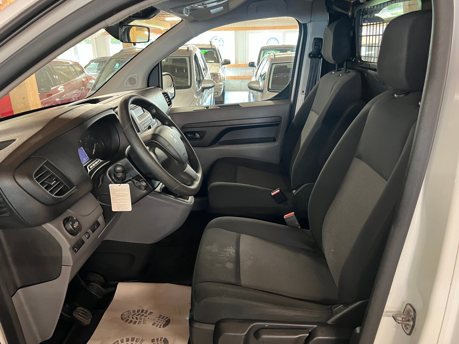 CITROEN C3 1.2i PureTech Shine EAT6-image-12