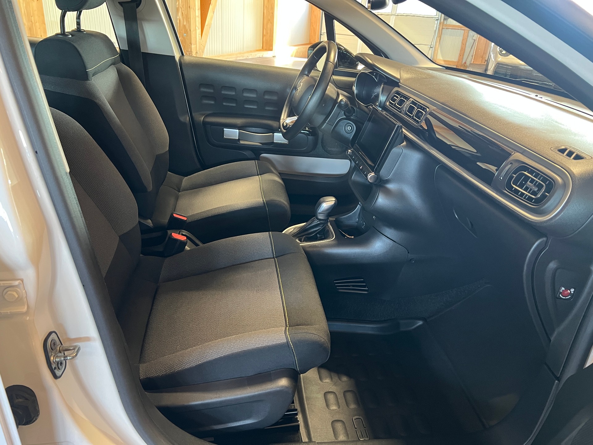 CITROEN C3 1.2i PureTech Shine EAT6-image-10