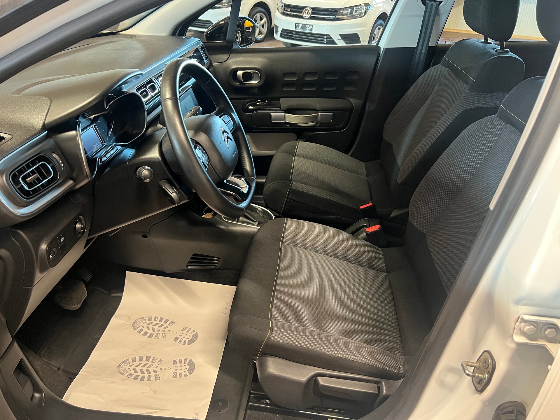 CITROEN C3 1.2i PureTech Shine EAT6-image-8