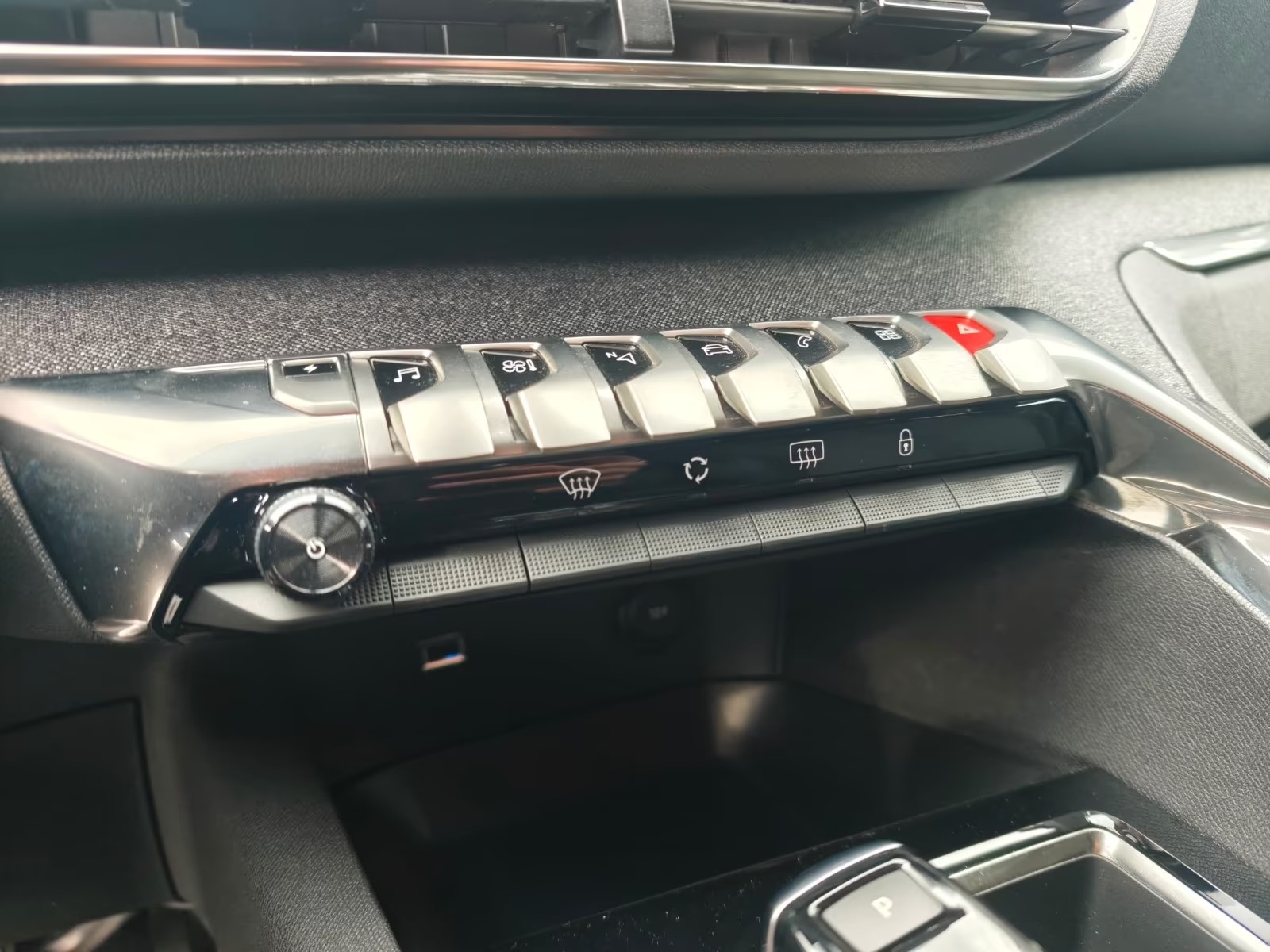 PEUGEOT 3008 1.6 Plug-in Hybrid Allure-image-26