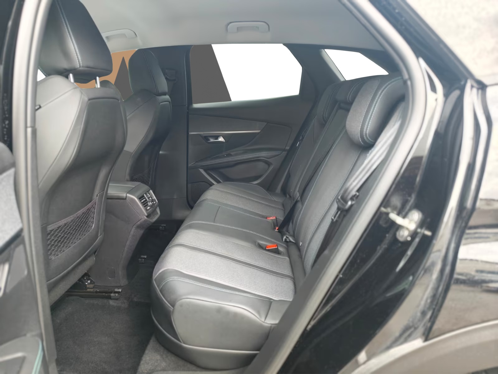 PEUGEOT 3008 1.6 Plug-in Hybrid Allure-image-22