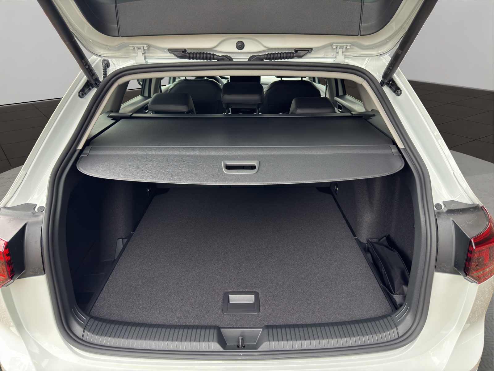 VW Golf Variant 1.5 eTSI mHEV Style-image-5