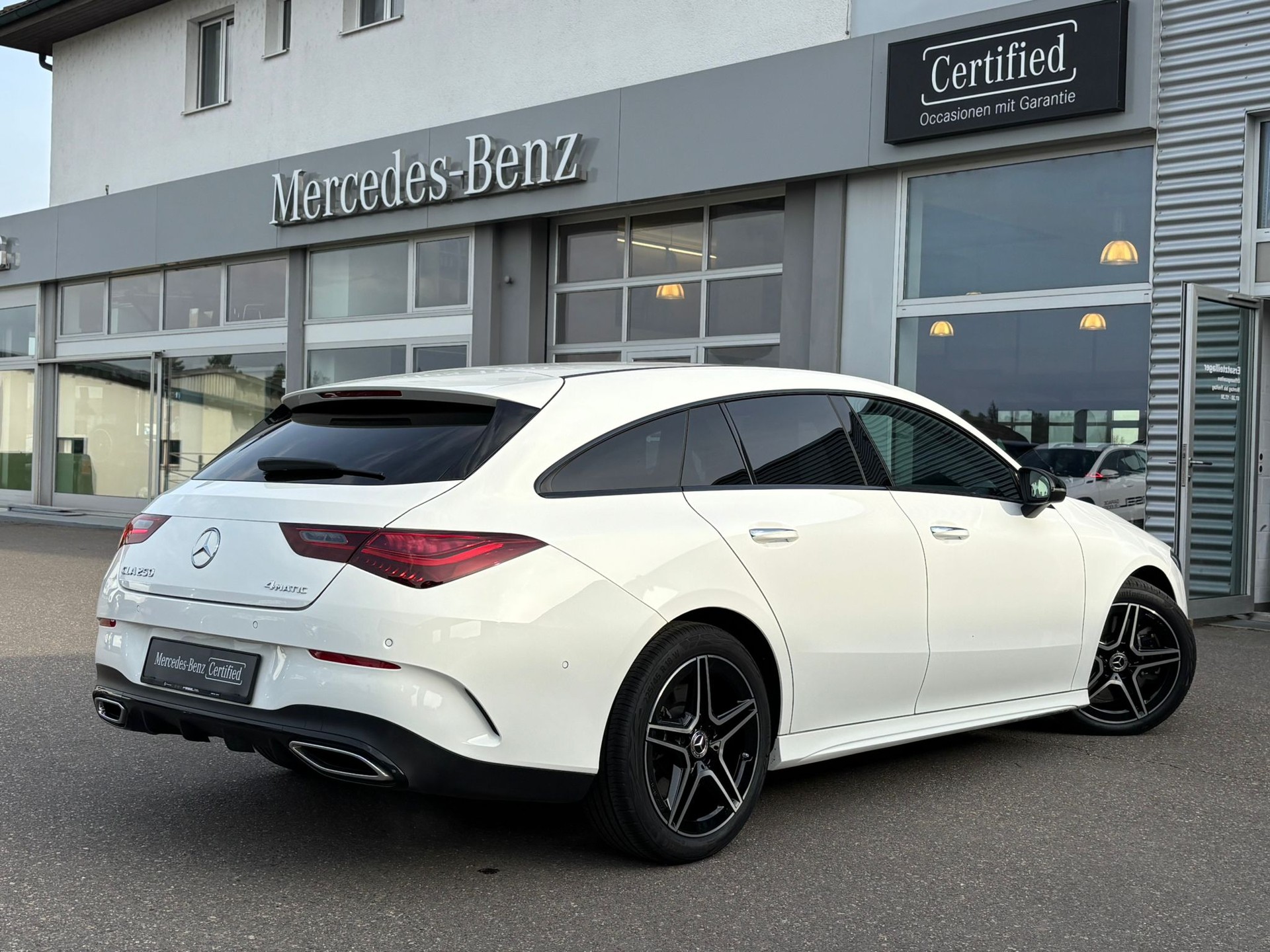 MERCEDES-BENZ CLA 250 AMG-Line 4Matic Shooting Brake-image-3