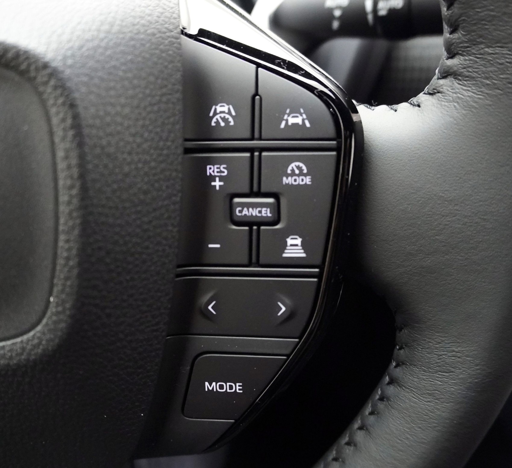 TOYOTA bZ4X Premium 11 KW AWD ** Panorama-Glasdach **-image-14