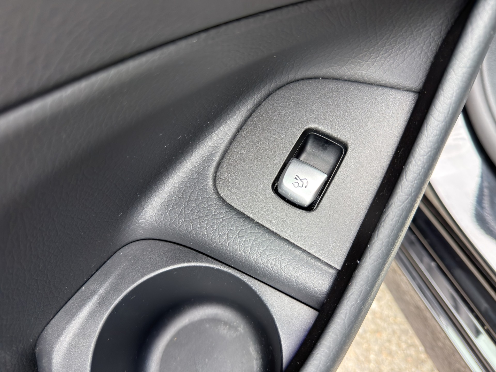 MERCEDES-BENZ E 220 d AMG Line 4matic-image-19