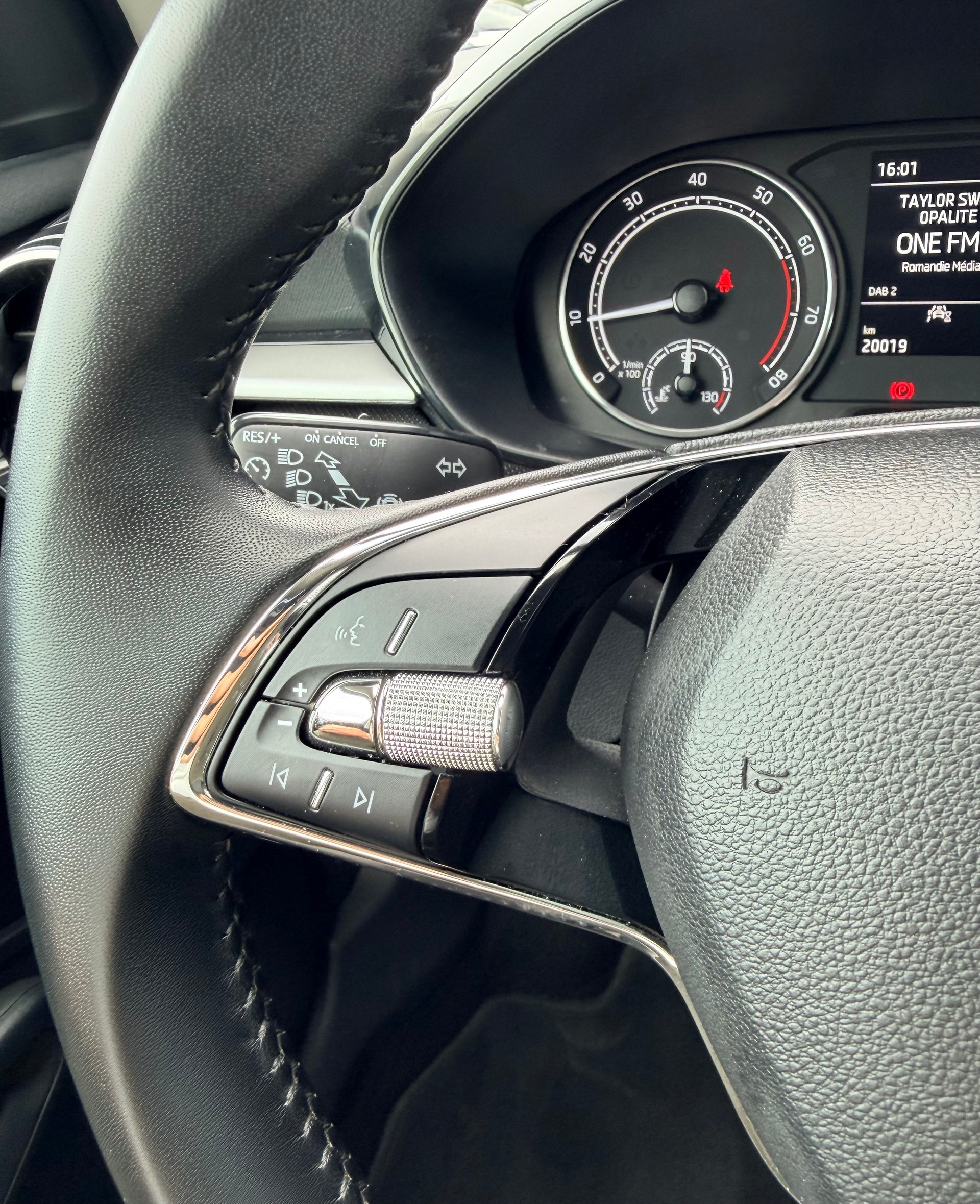 SKODA Fabia 1.0 TSI Ambition-image-16