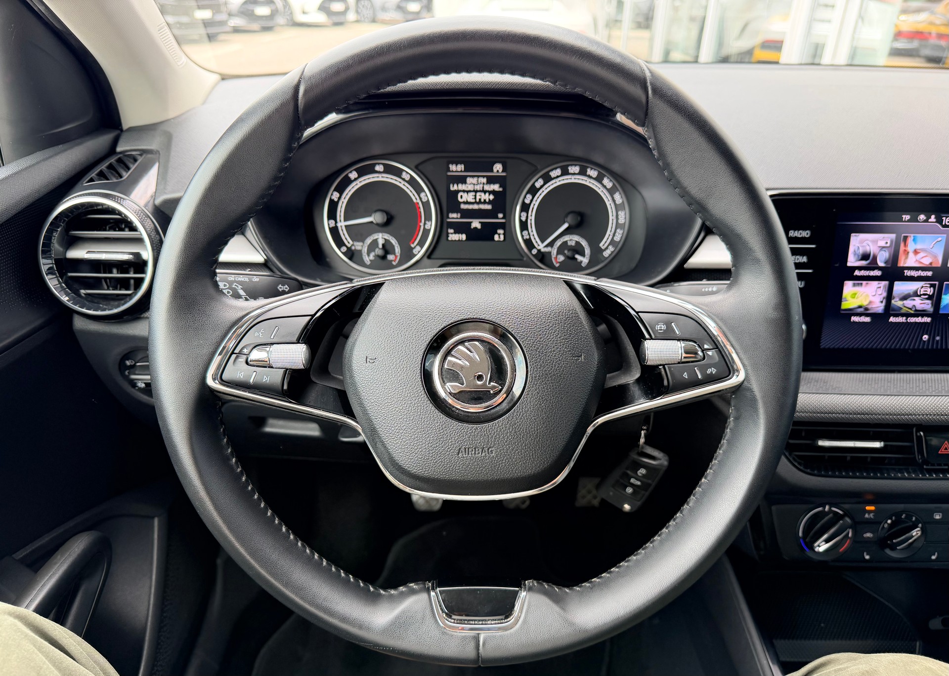 SKODA Fabia 1.0 TSI Ambition-image-13