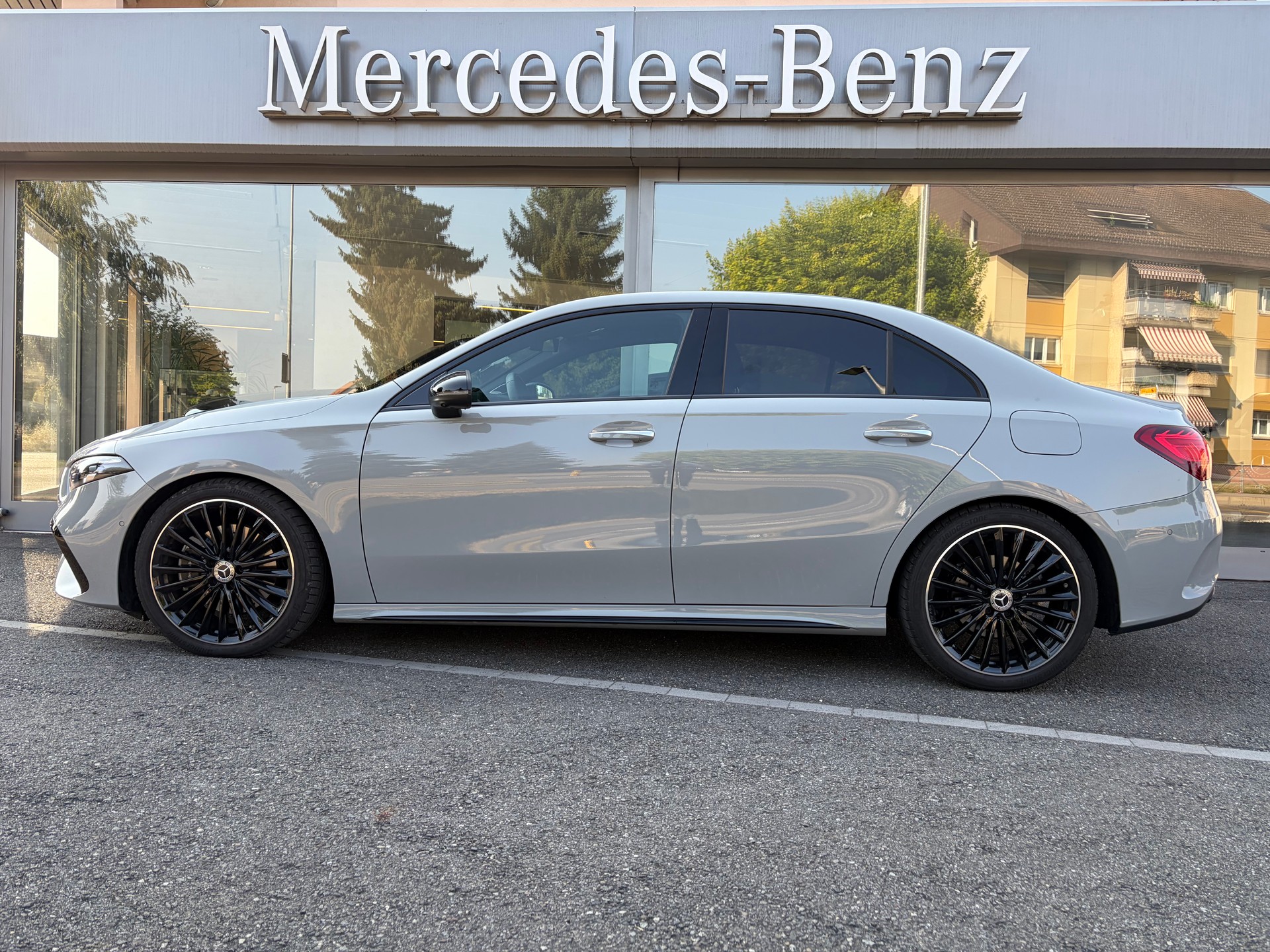 MERCEDES-BENZ A 220 4Matic 8G-DCT Limousine (V177)-showroom-element-1