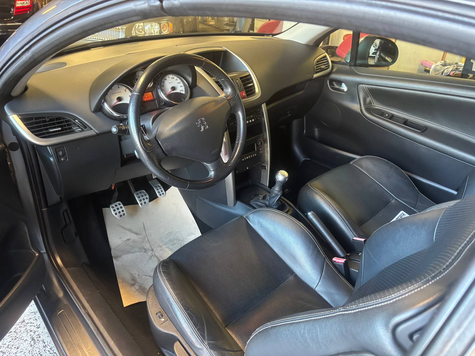 PEUGEOT 207 CC 1.6 16V Swiss Edition-image-3