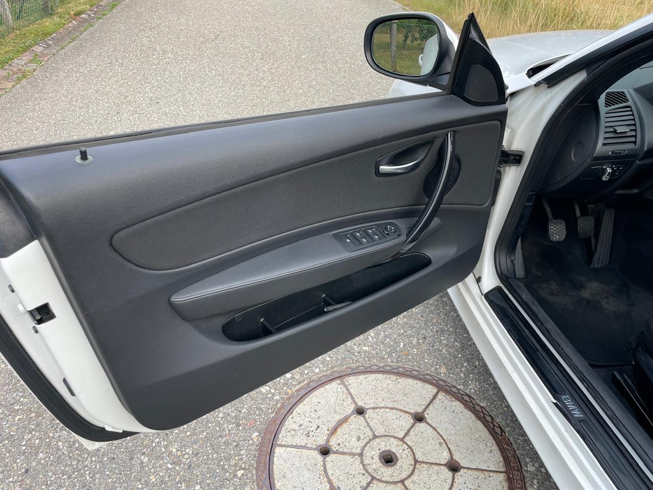 BMW 118i Cabrio-image-11