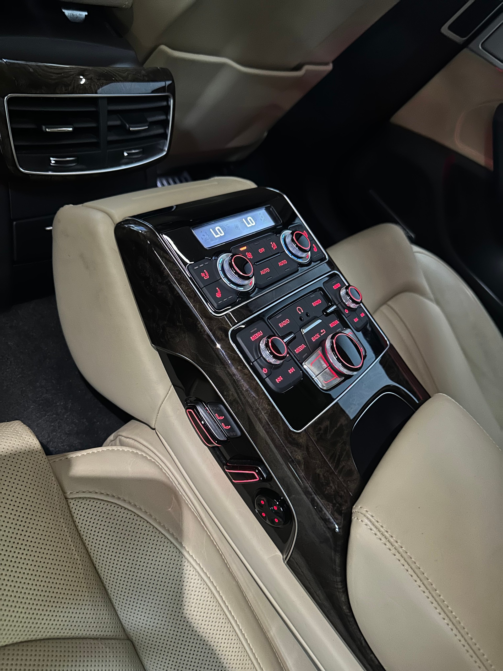 AUDI A8 3.0 TDI quattro tiptronic-image-28
