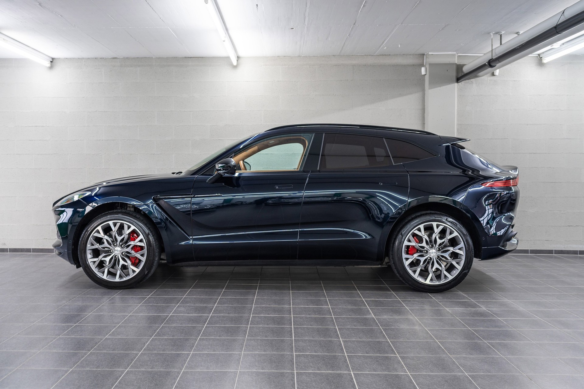 ASTON MARTIN DBX 4.0 V8-showroom-element-3