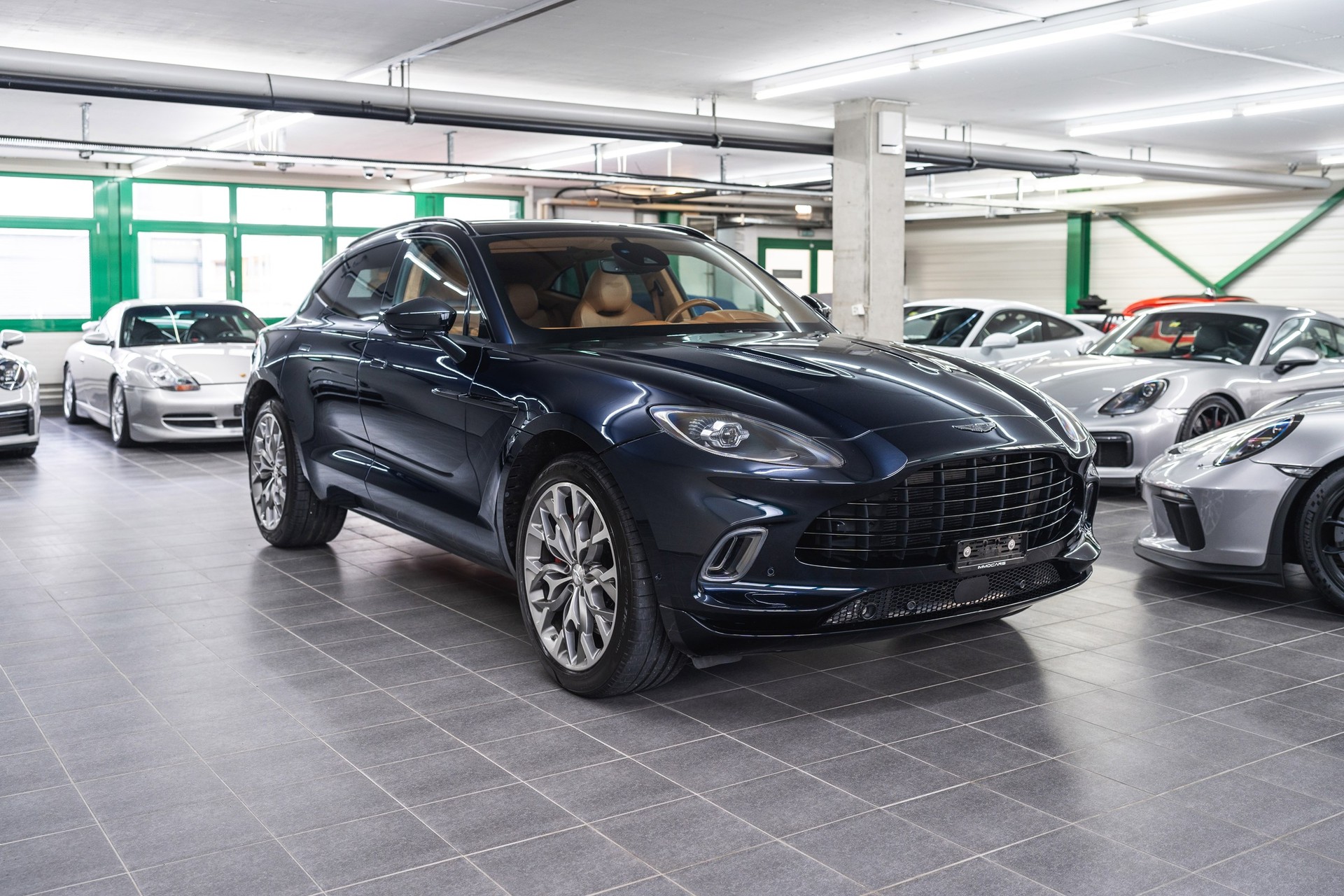 ASTON MARTIN DBX 4.0 V8-showroom-element-2