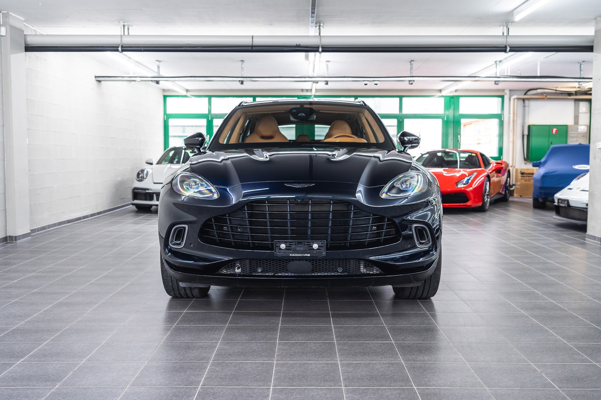 ASTON MARTIN DBX 4.0 V8-showroom-element-1