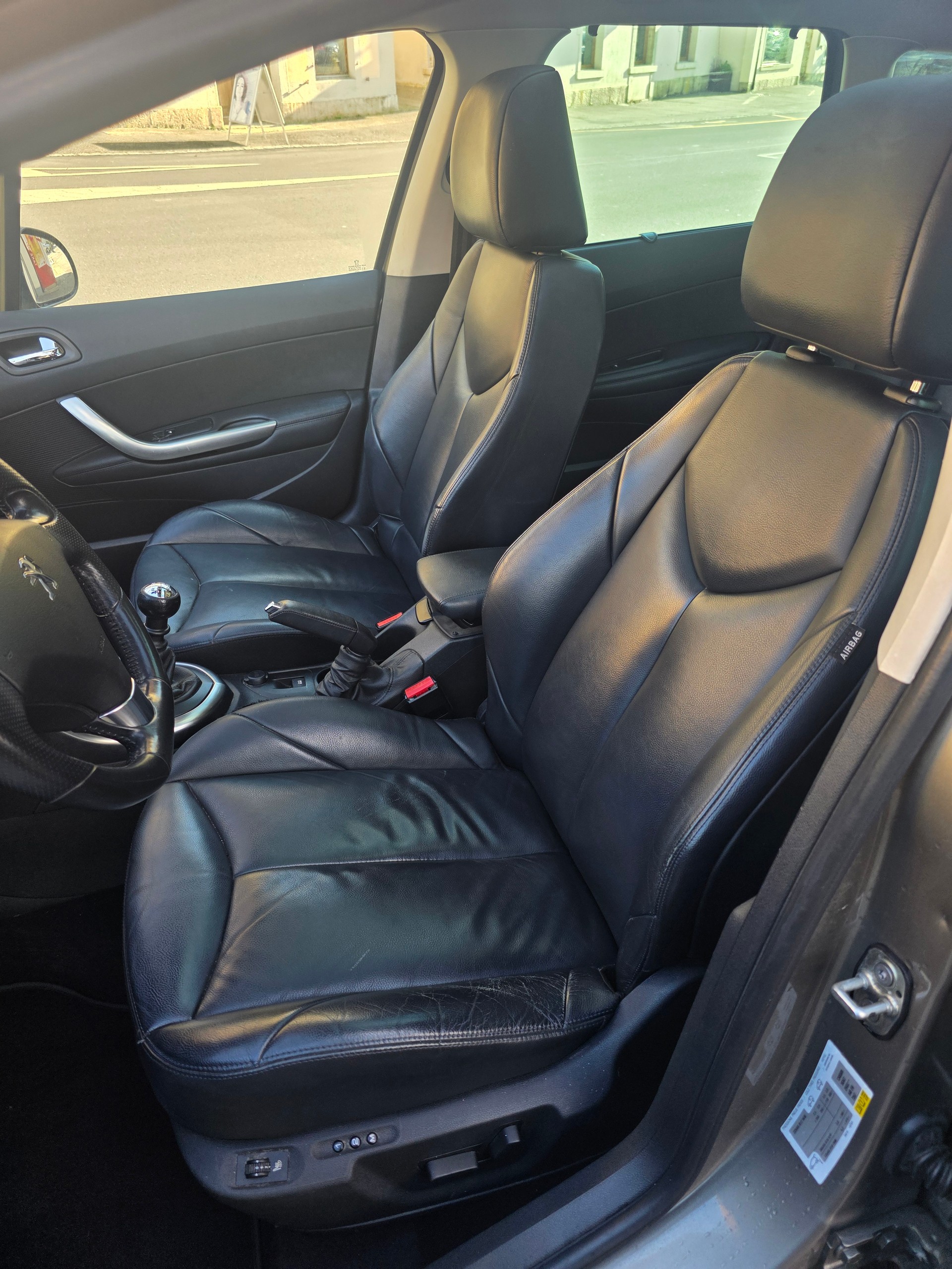PEUGEOT 308 SW 1.6 16V Turbo Allure-image-10