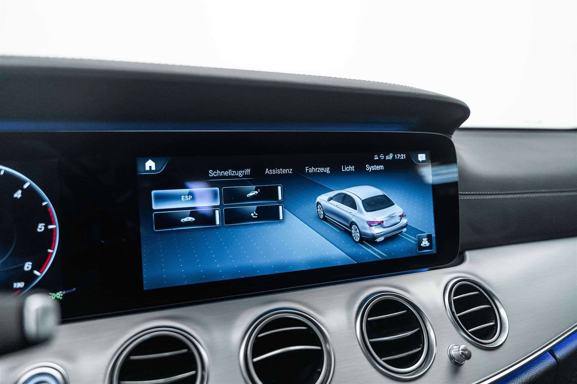 MERCEDES-BENZ E 200 d AMG Line 9G-Tronic-image-24