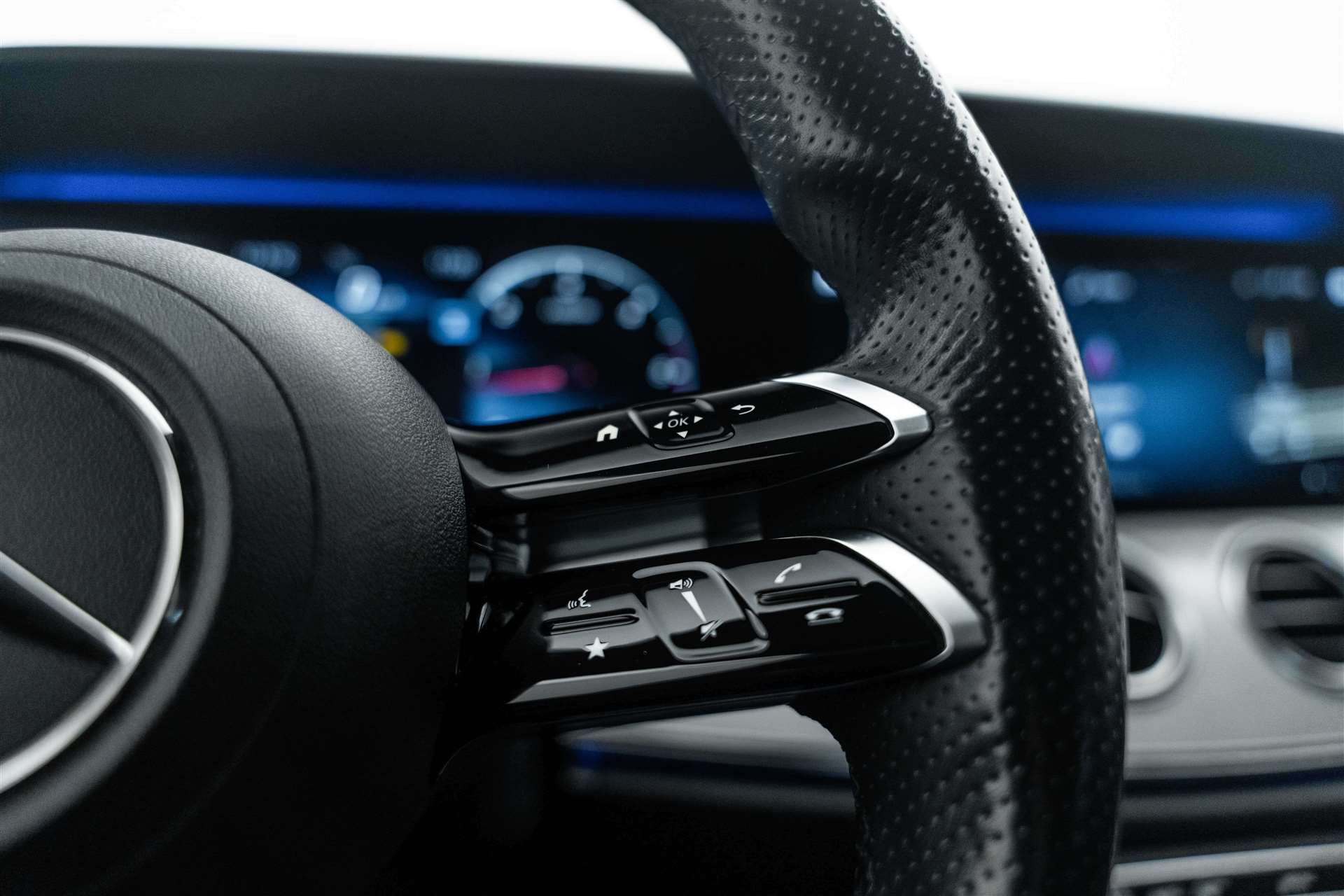 MERCEDES-BENZ E 200 d AMG Line 9G-Tronic-image-19