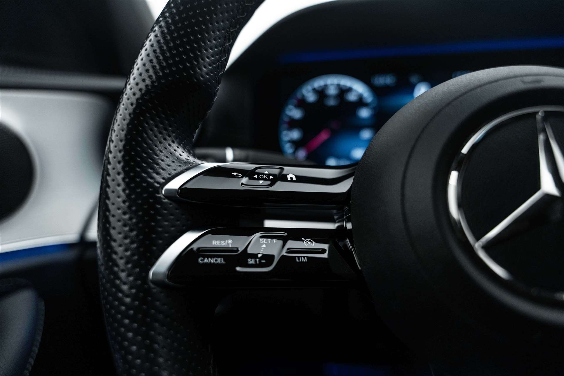 MERCEDES-BENZ E 200 d AMG Line 9G-Tronic-image-18