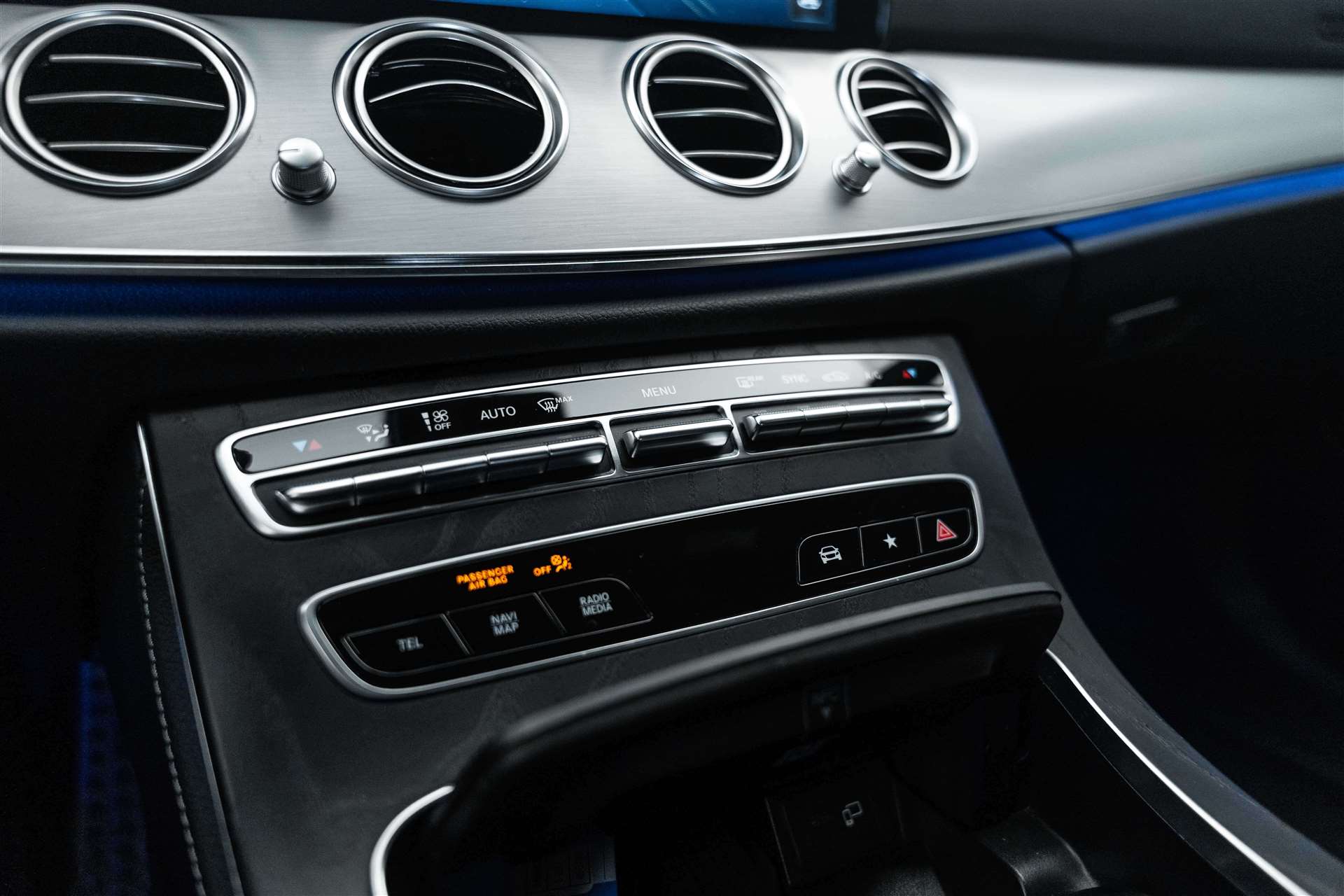MERCEDES-BENZ E 200 d AMG Line 9G-Tronic-image-28