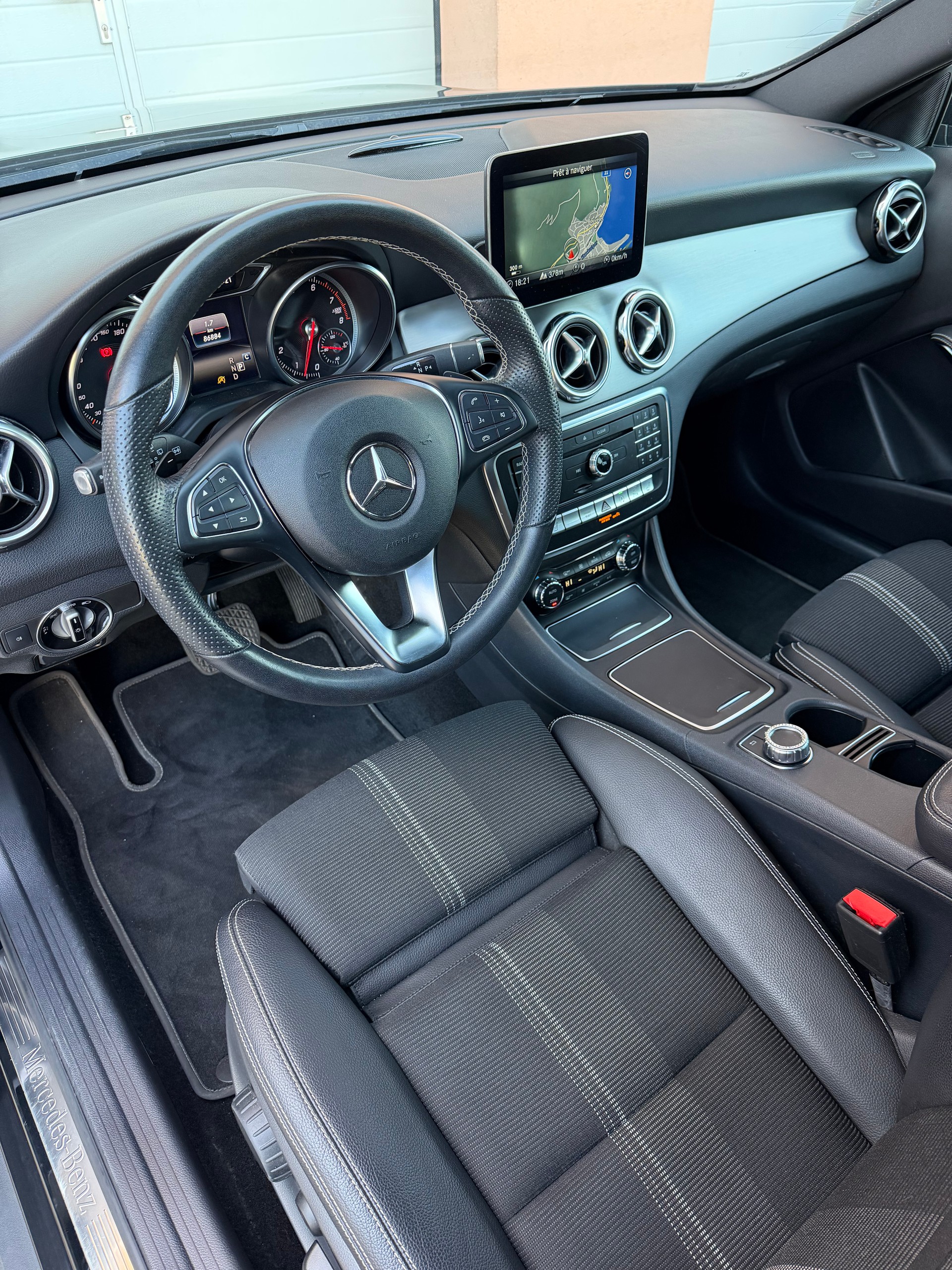 MERCEDES-BENZ GLA 200 Night Star 7G-DCT-image-7