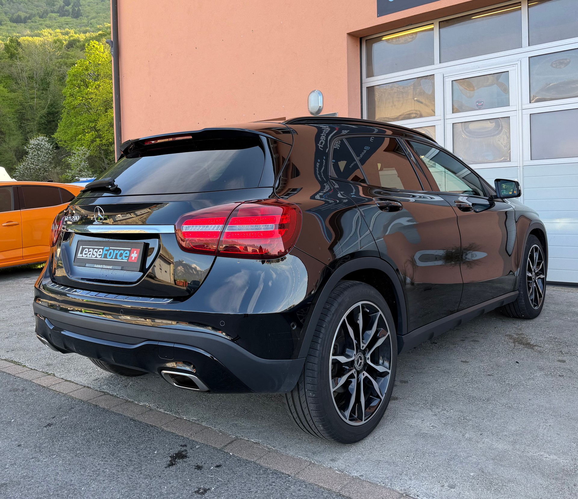 MERCEDES-BENZ GLA 200 Night Star 7G-DCT-showroom-element-3
