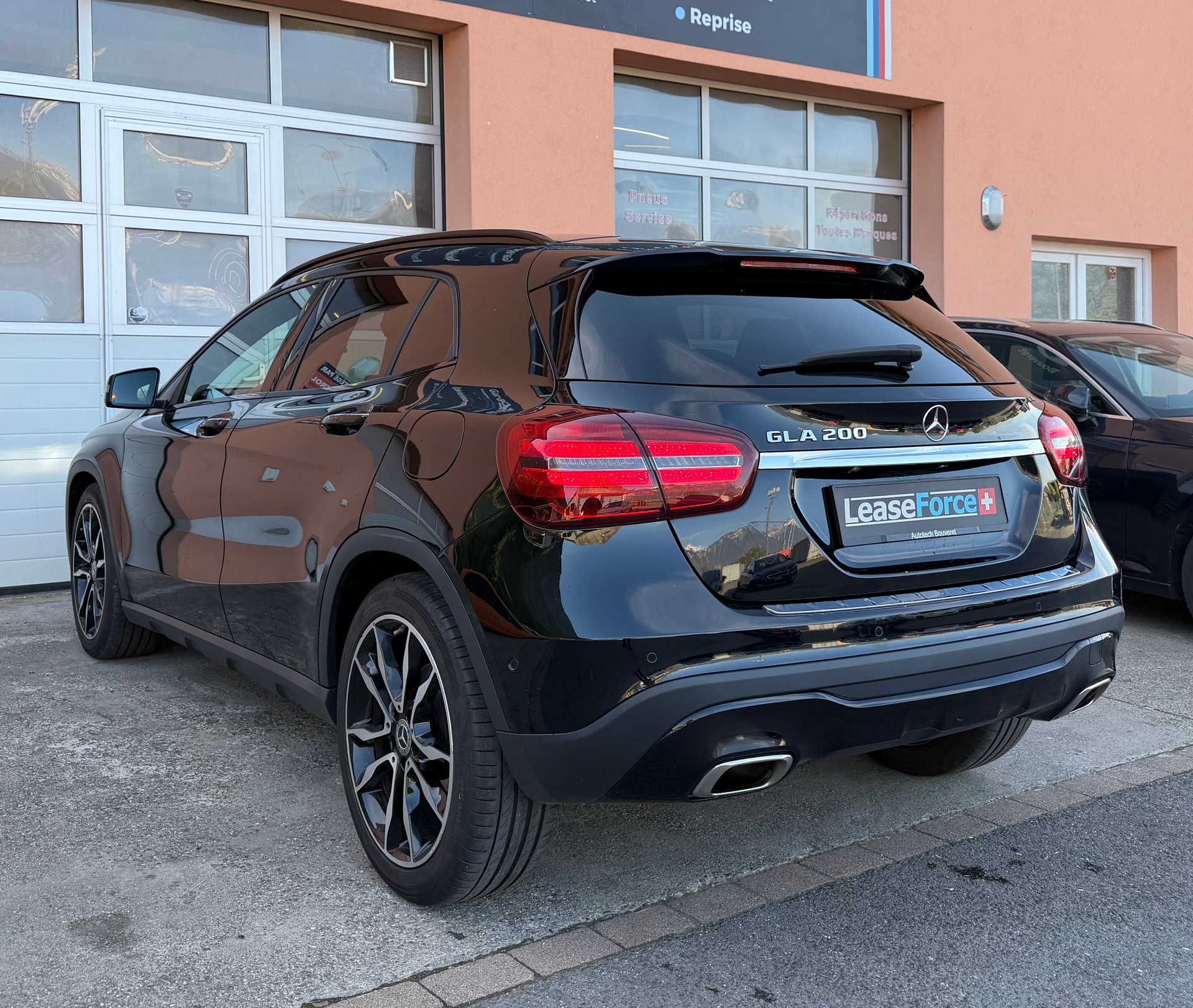 MERCEDES-BENZ GLA 200 Night Star 7G-DCT-showroom-element-2