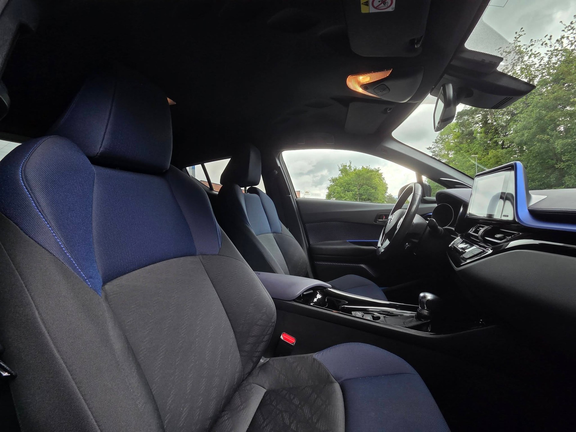 TOYOTA C-HR 1.8 HSD Premium CVT-image-7
