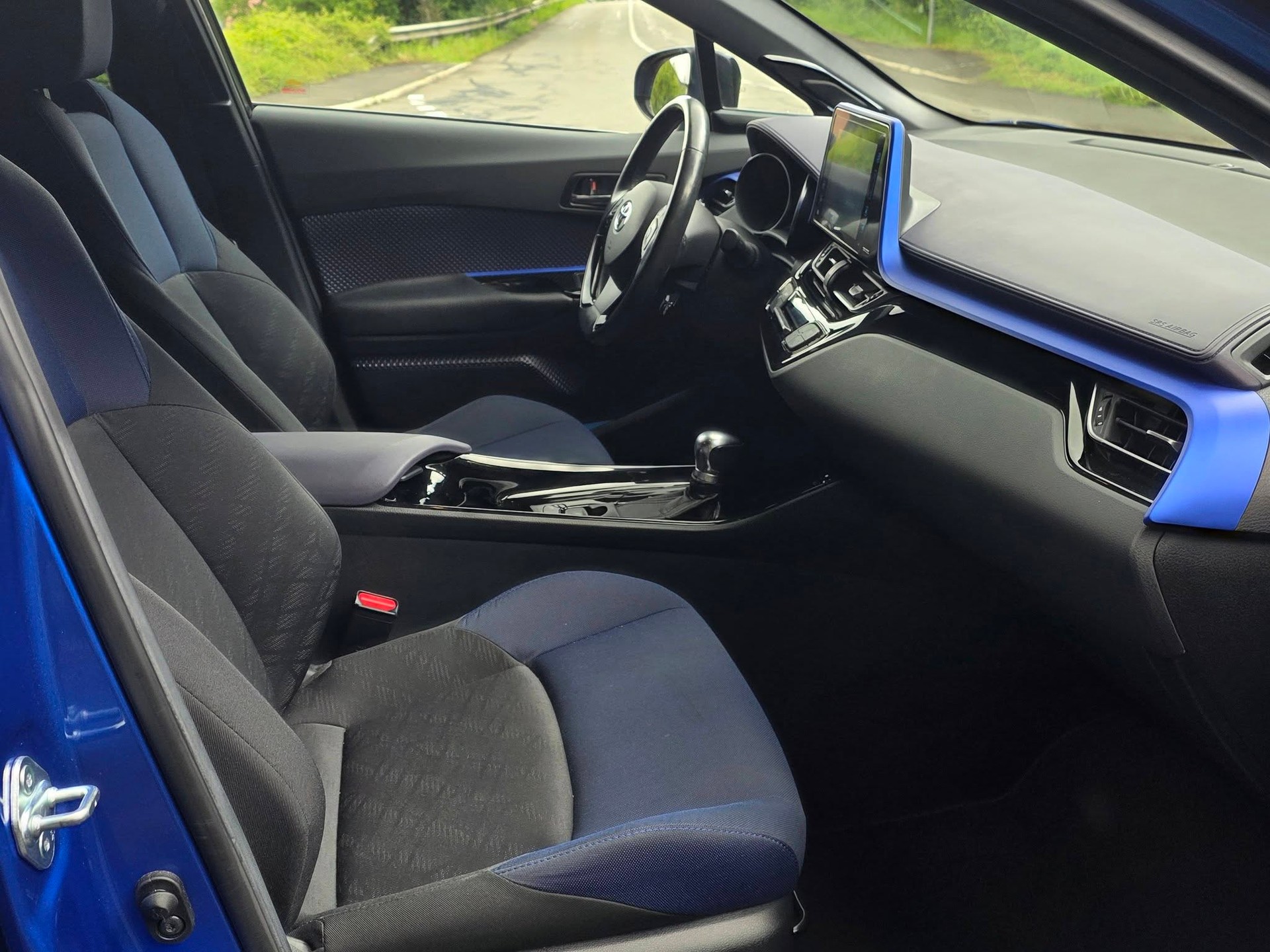 TOYOTA C-HR 1.8 HSD Premium CVT-image-9