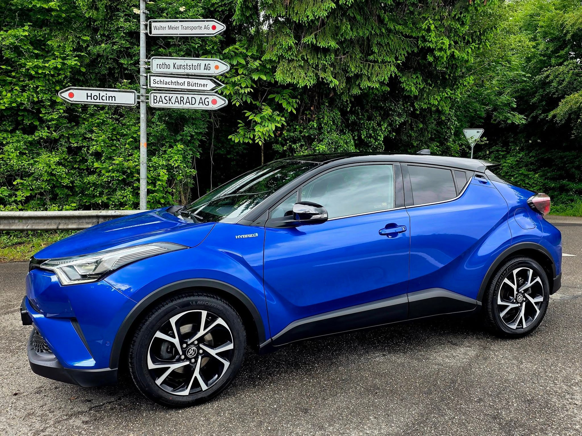 TOYOTA C-HR 1.8 HSD Premium CVT-image-2