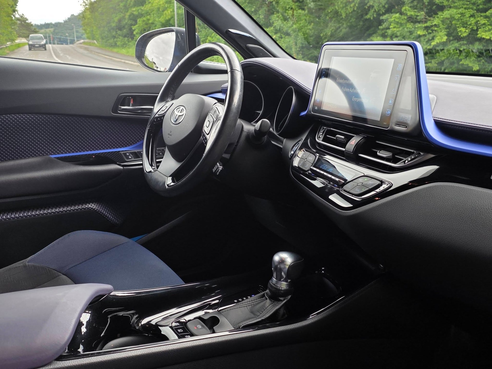 TOYOTA C-HR 1.8 HSD Premium CVT-image-4