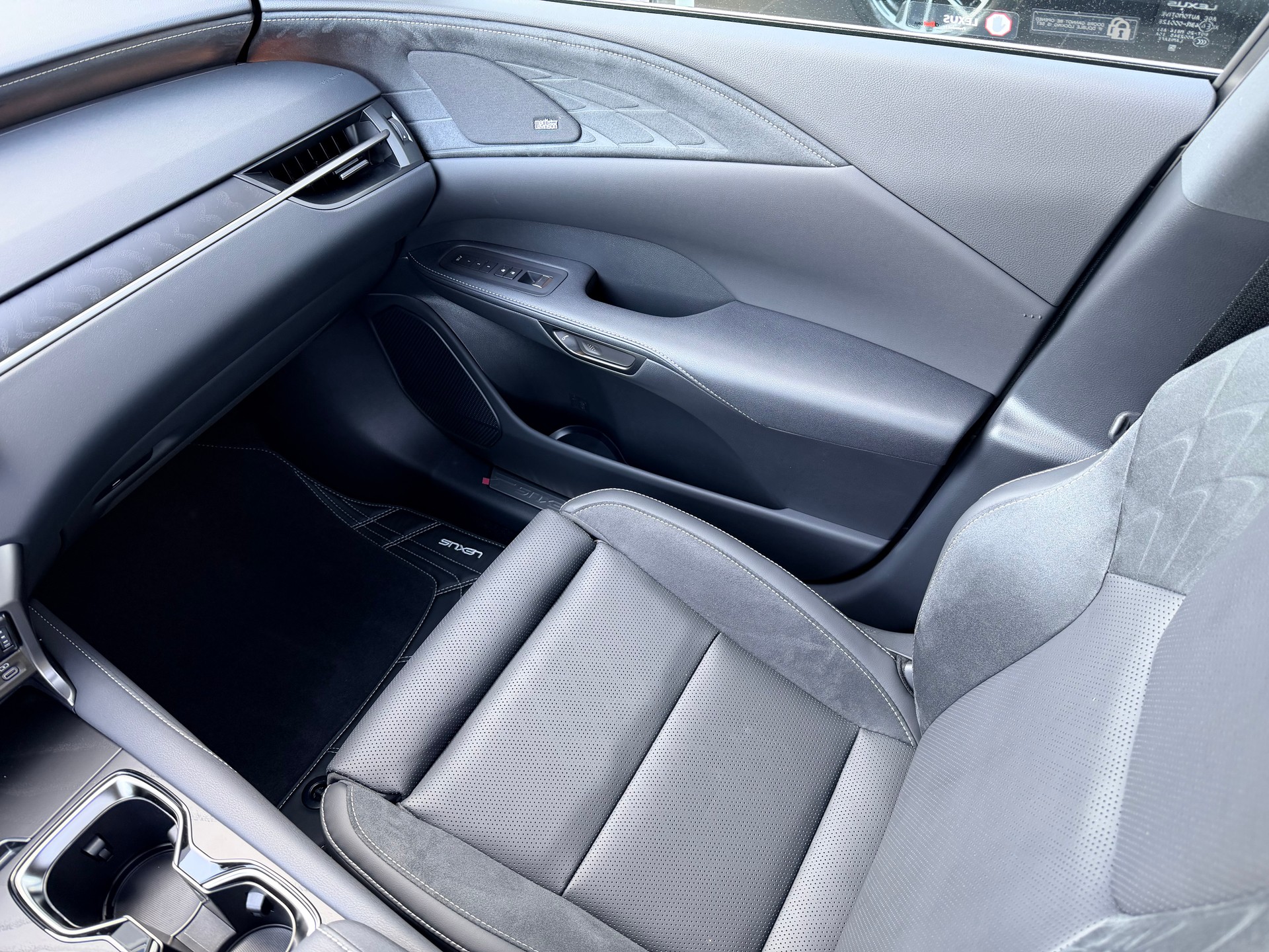 LEXUS RX 450h+ Ecxellence AWD CVT-image-13