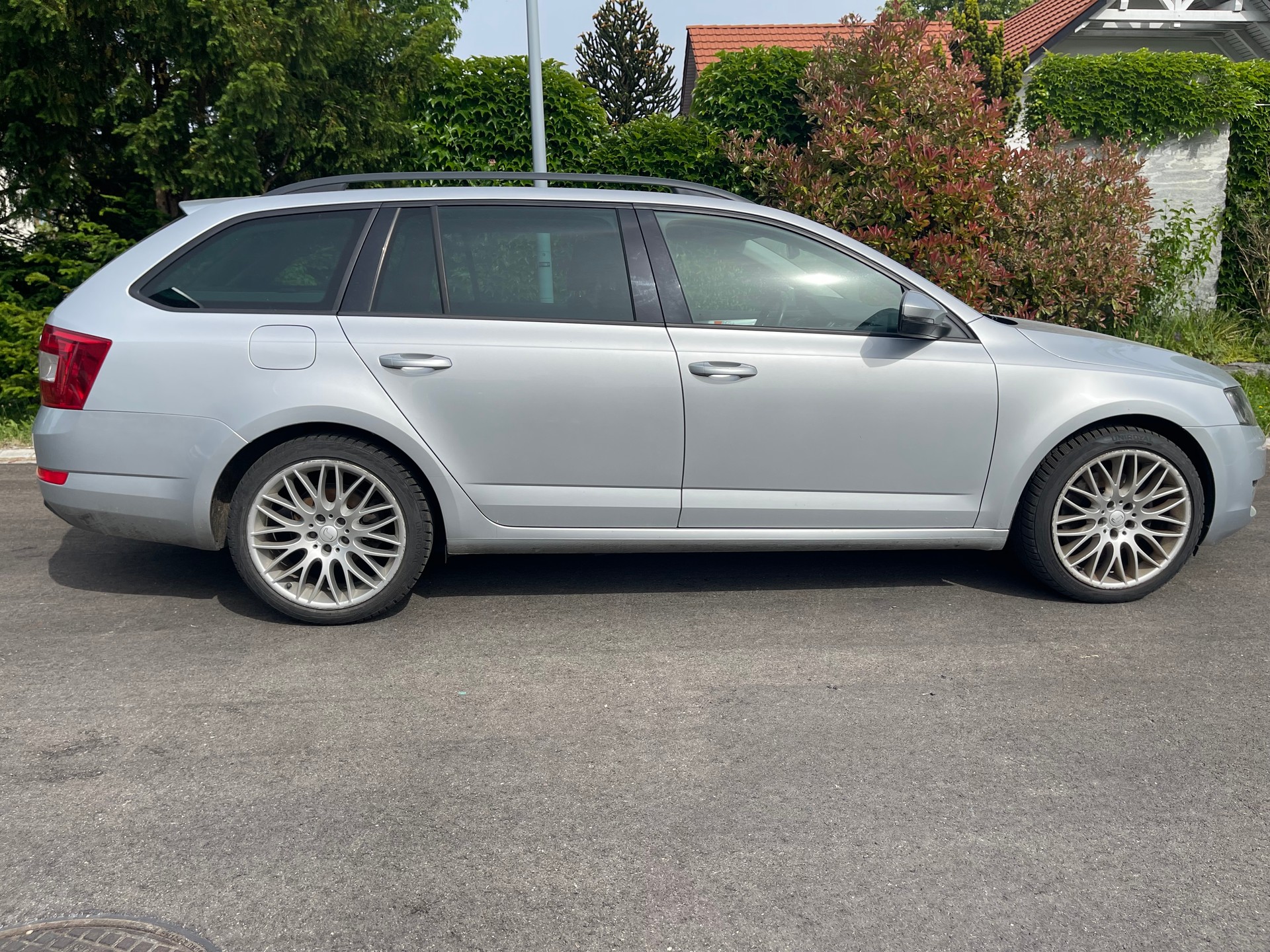 SKODA Octavia Combi 1.8 TSI Elegance-image-2