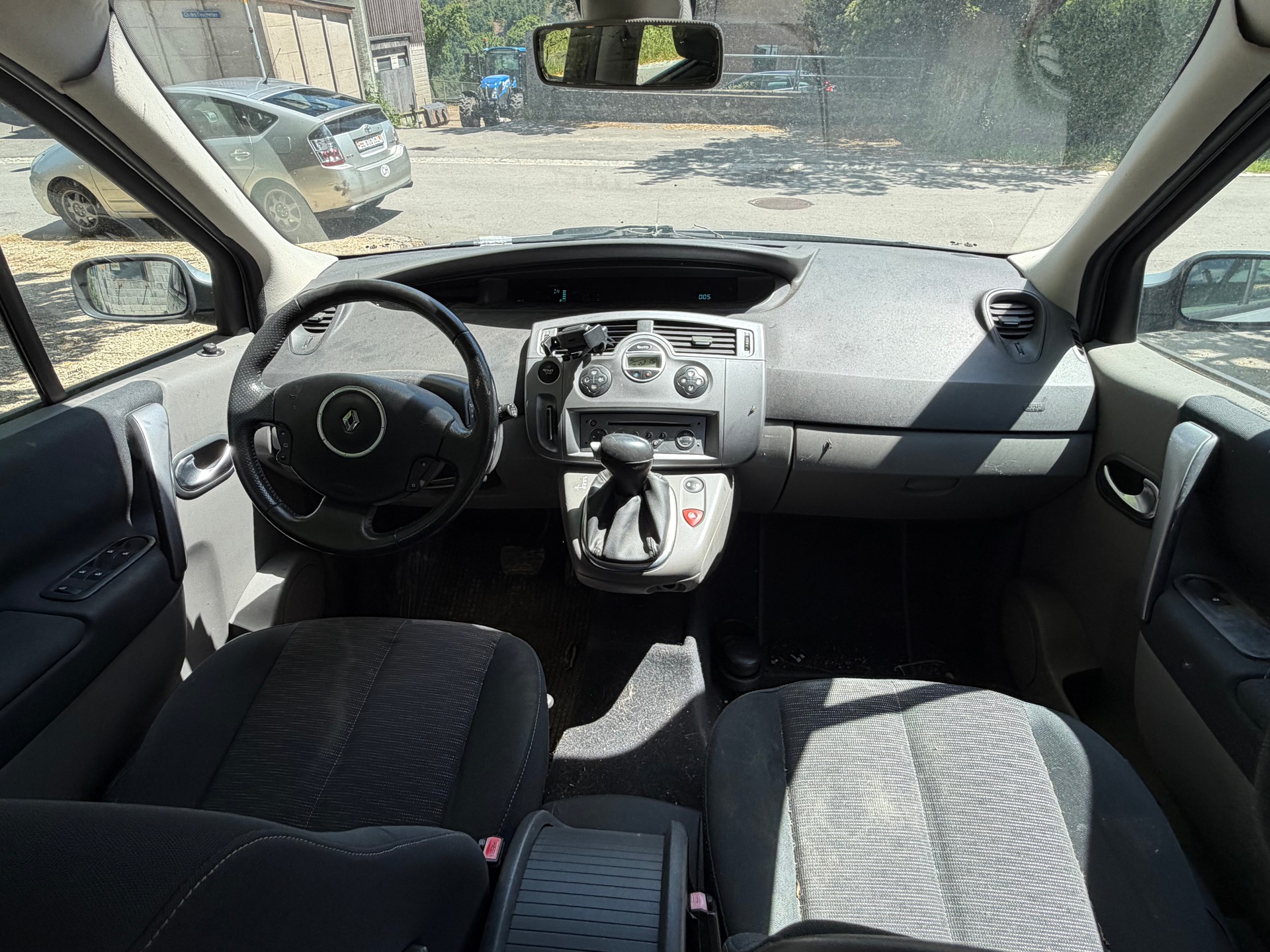 RENAULT Grand Scénic 2.0 dCi Dynamique Automatic-image-8