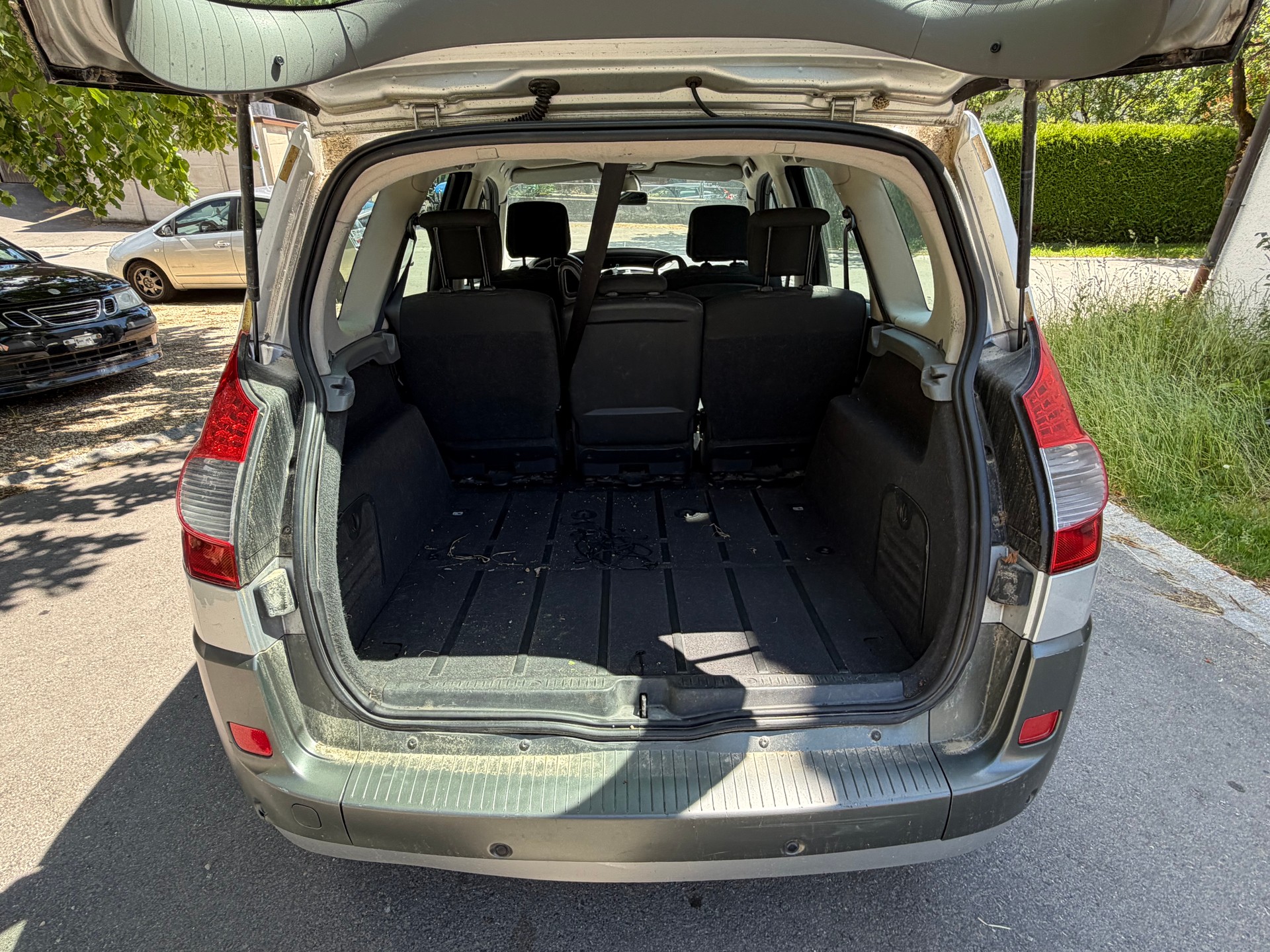 RENAULT Grand Scénic 2.0 dCi Dynamique Automatic-image-9