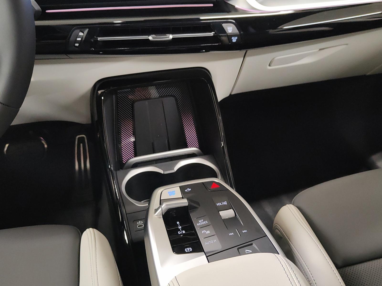 BMW iX1 30 xDrive-image-12