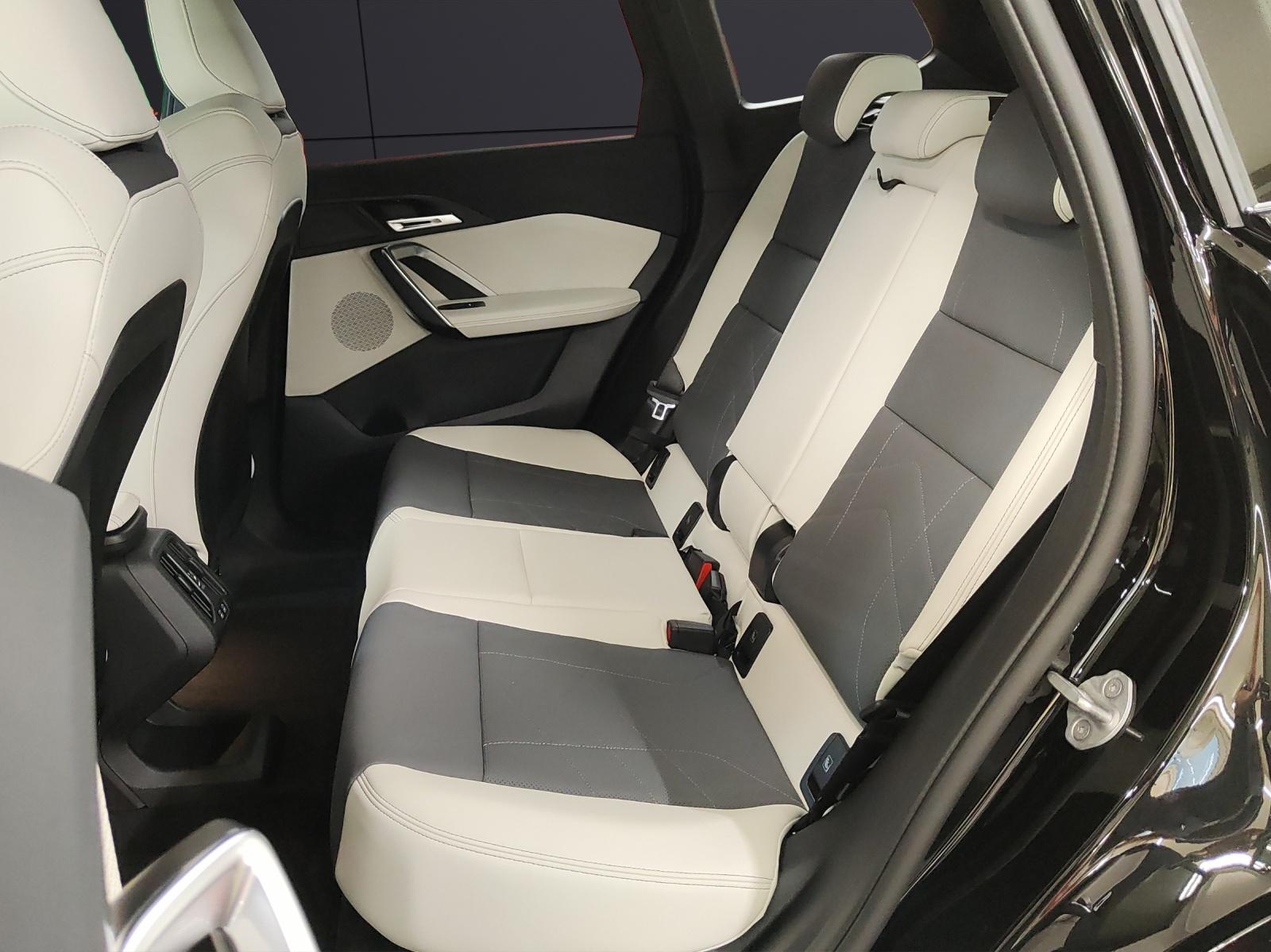 BMW iX1 30 xDrive-image-17