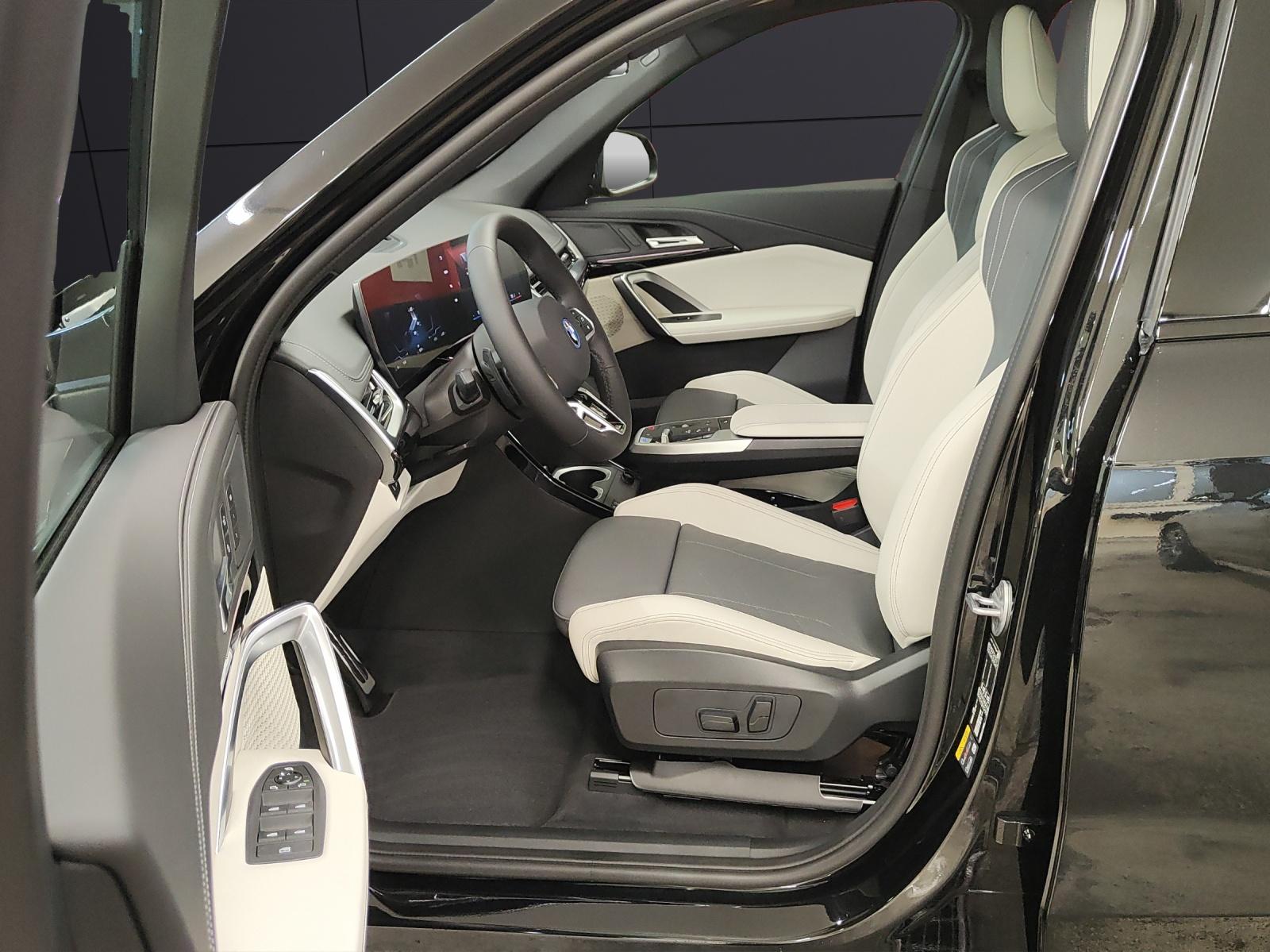 BMW iX1 30 xDrive-image-9
