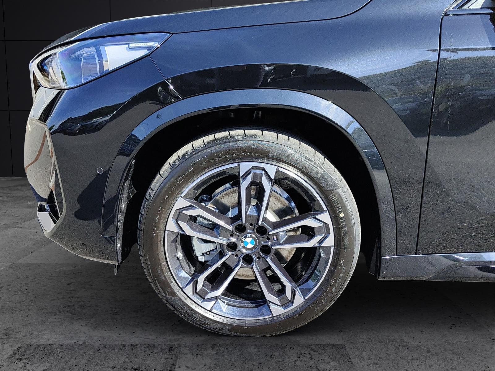 BMW iX1 30 xDrive-image-8