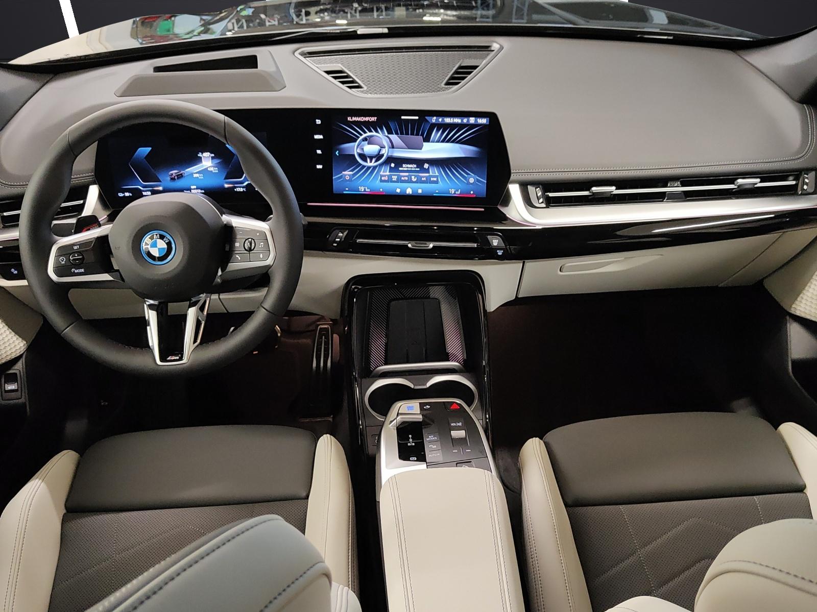 BMW iX1 30 xDrive-image-18